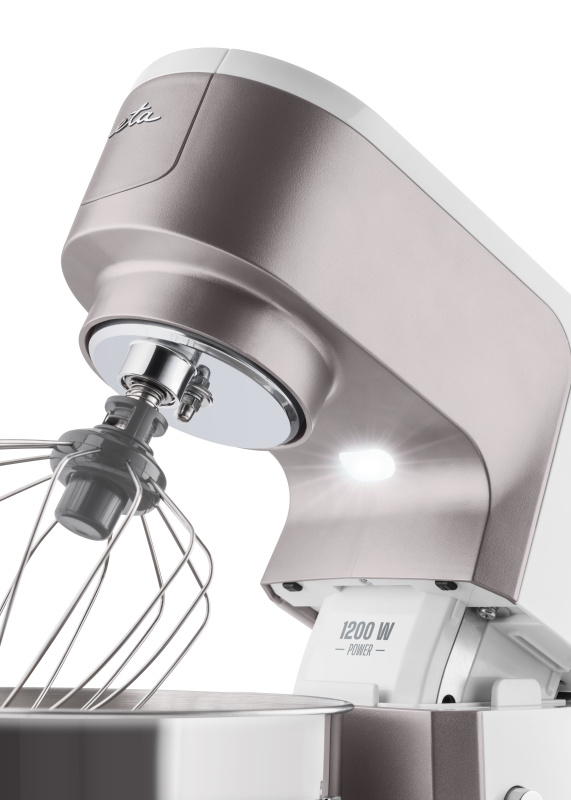 Egy ezüst-fehér konyhai robotgép közeli képe. A habverő látható. A gép 1200W teljesítményű.