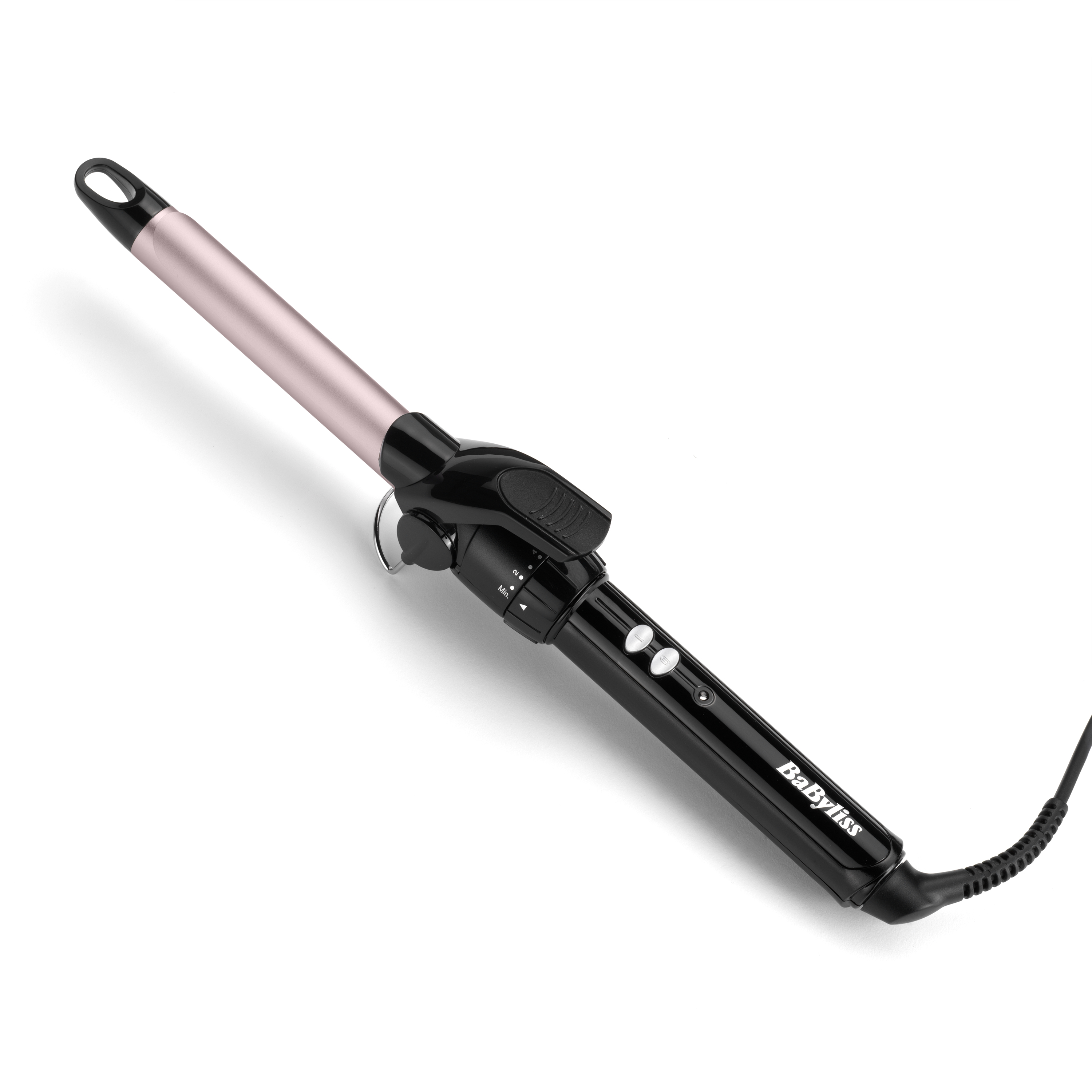 Ein Lockenstab mit schwarzem Griff und roségoldenem Lauf ist auf einer weißen Oberfläche angewinkelt.
