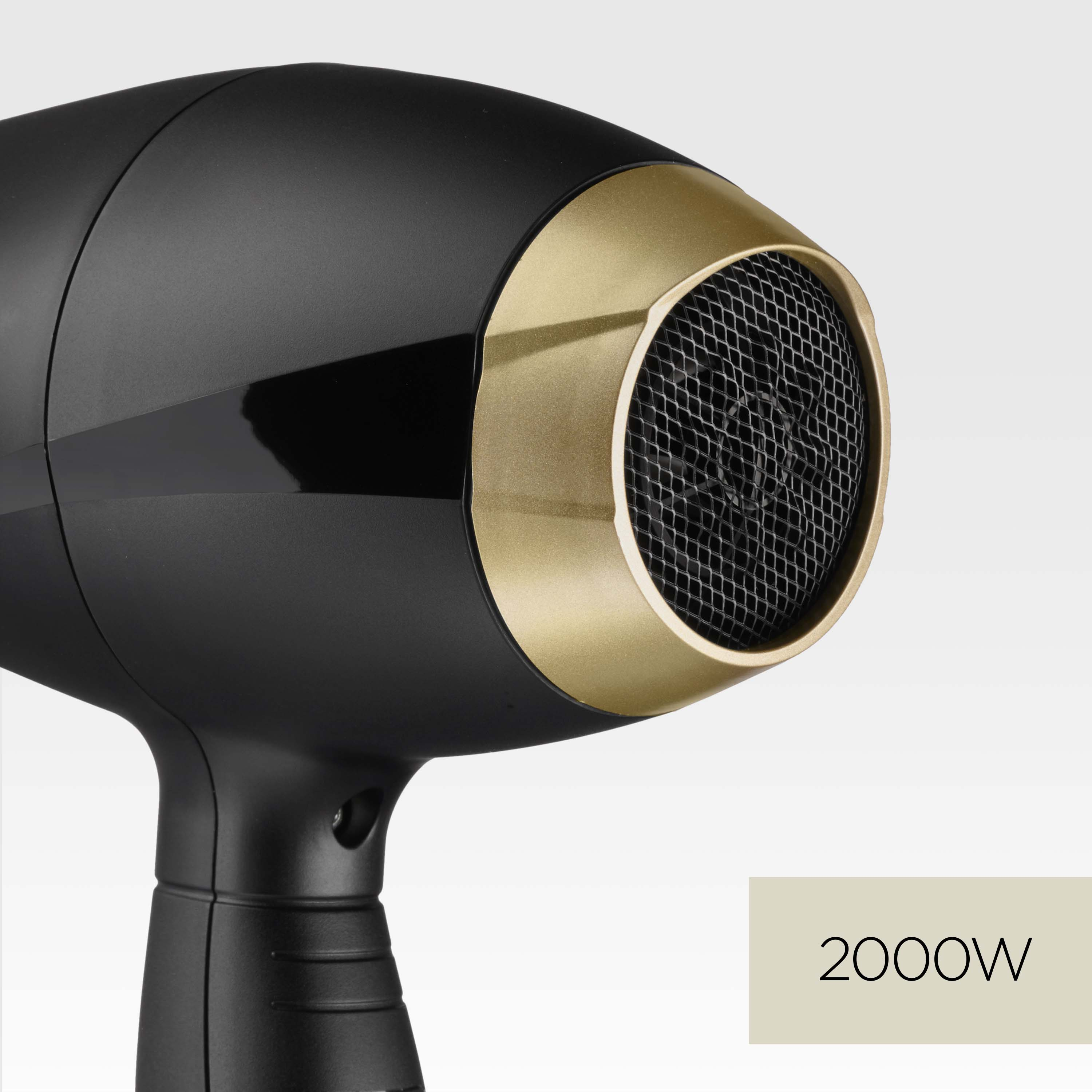 Nahaufnahme eines schwarzen und goldenen Haartrockners. Der Trockner hat einen Netzfilter und ein Leistungsetikett mit 2000W.
