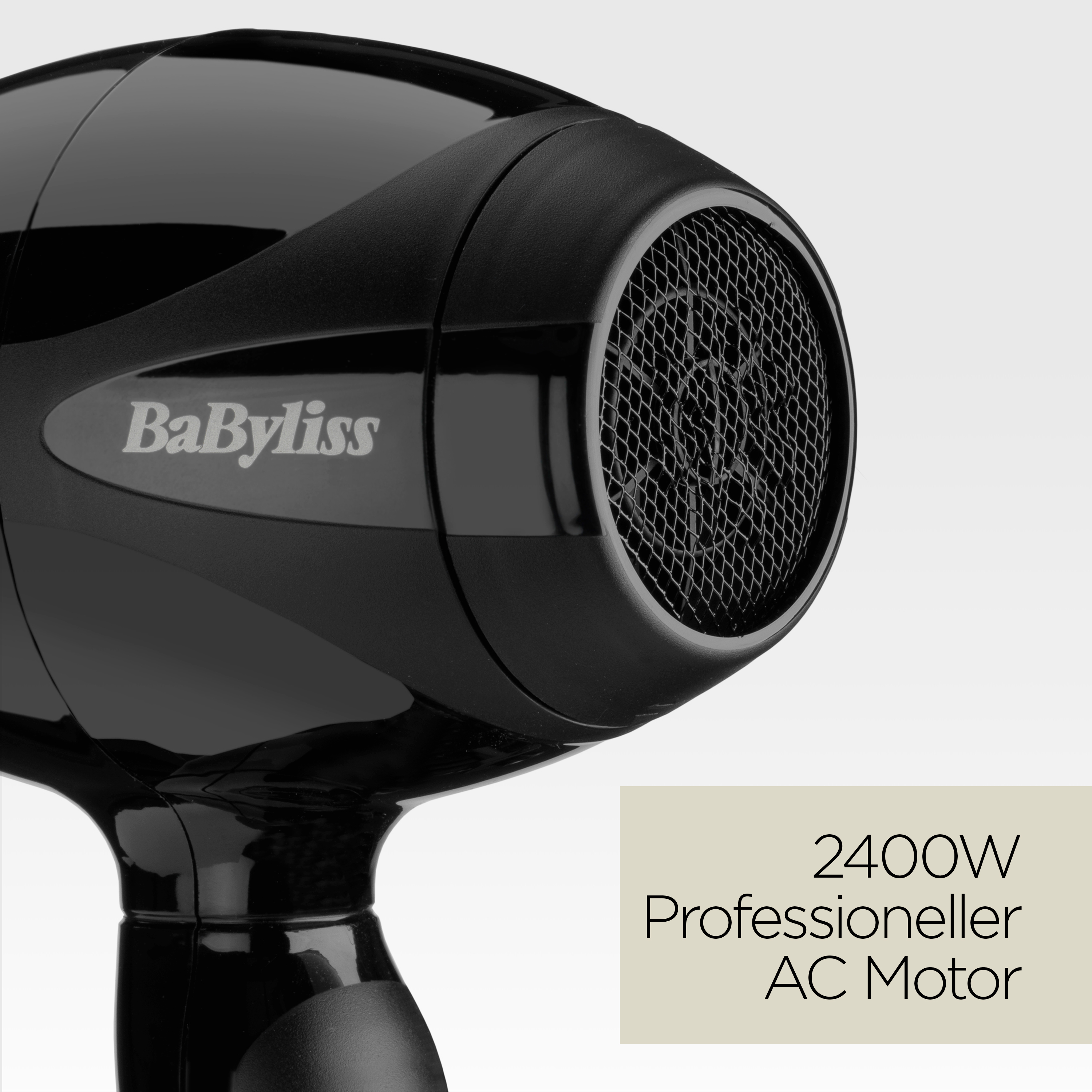 Ein schwarzer Haartrockner mit dem Babyliss-Logo. Er hat eine Netzfront und Text mit der Aufschrift 2400W Professioneller AC Motor.