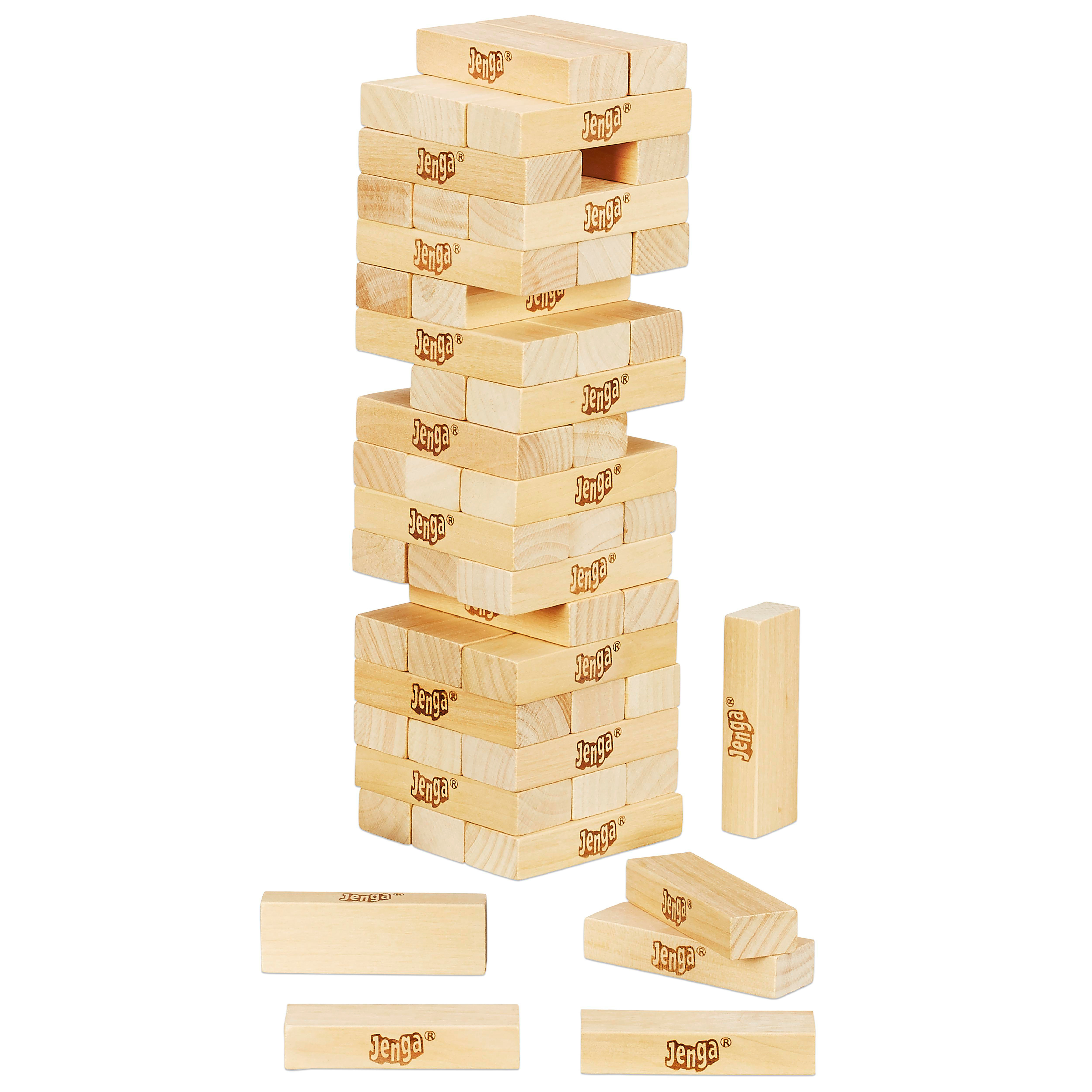 Ein Jenga-Turm aus Holzblöcken steht. Einige Blöcke sind auf weißem Hintergrund um den Turm platziert.