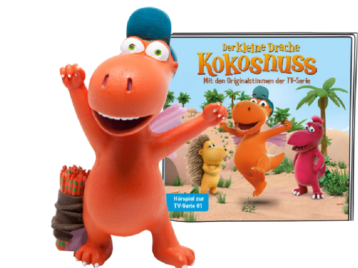 Eine orangefarbene Drachenfigur mit Flügeln und einem blauen Kopfschmuck. Daneben ein Buchcover mit Zeichentrickdrachen auf sandigem Hintergrund.