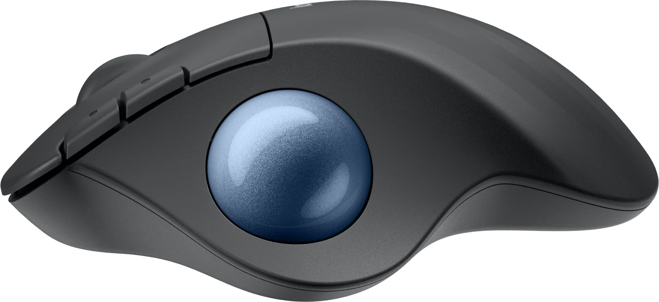 Une souris trackball noire avec une boule bleue. La souris a des boutons latéraux et une conception incurvée pour l'ergonomie.