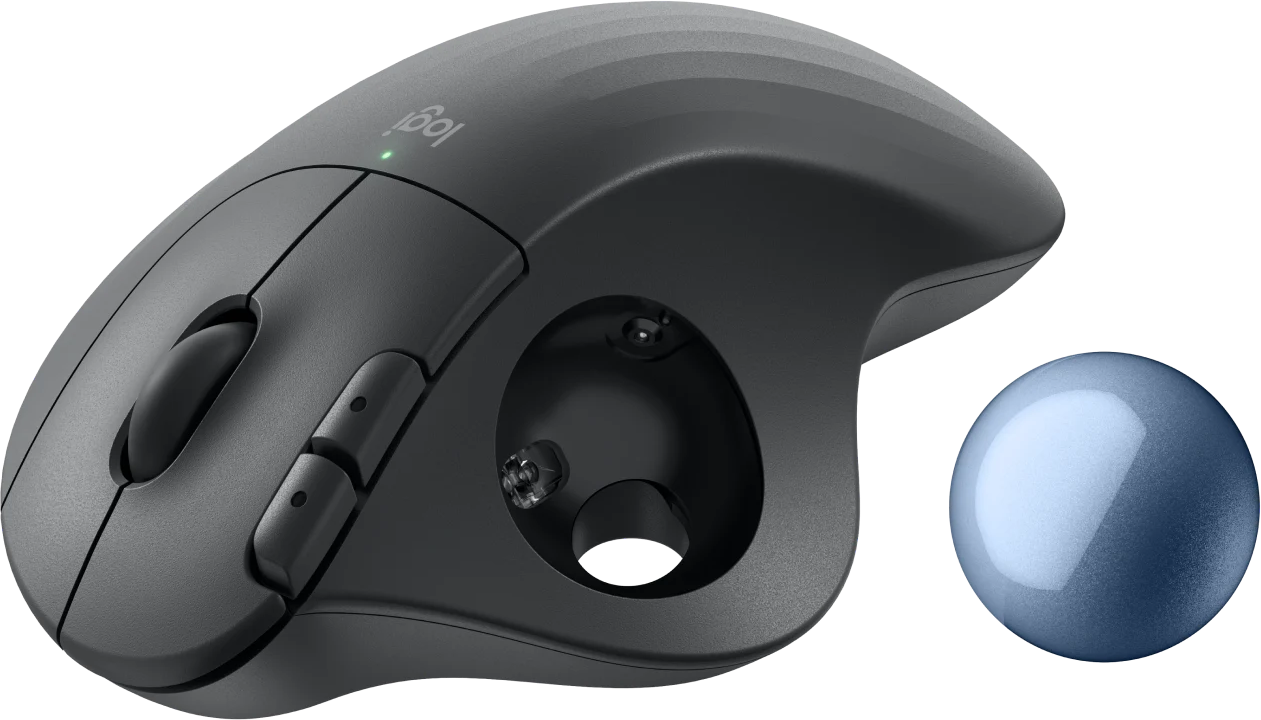 Une souris ergonomique Logitech, gris foncé, avec une sphère bleue à droite. Elle a des boutons et une molette. Le fond est noir.