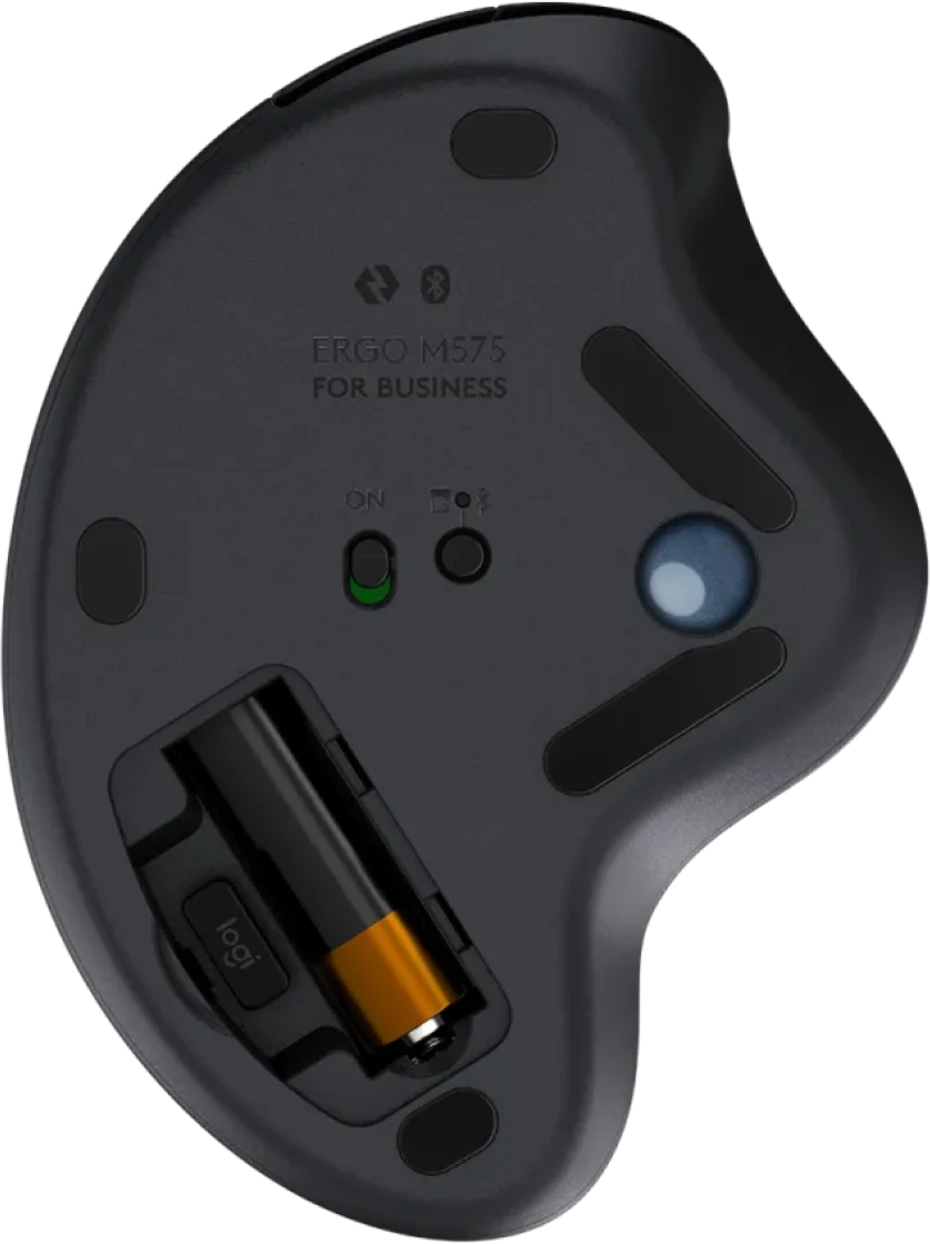 Vue de dessous d'une souris trackball Logitech Ergo M575 gris foncé. Comprend un compartiment à piles, un interrupteur marche/arrêt et une boule bleue.