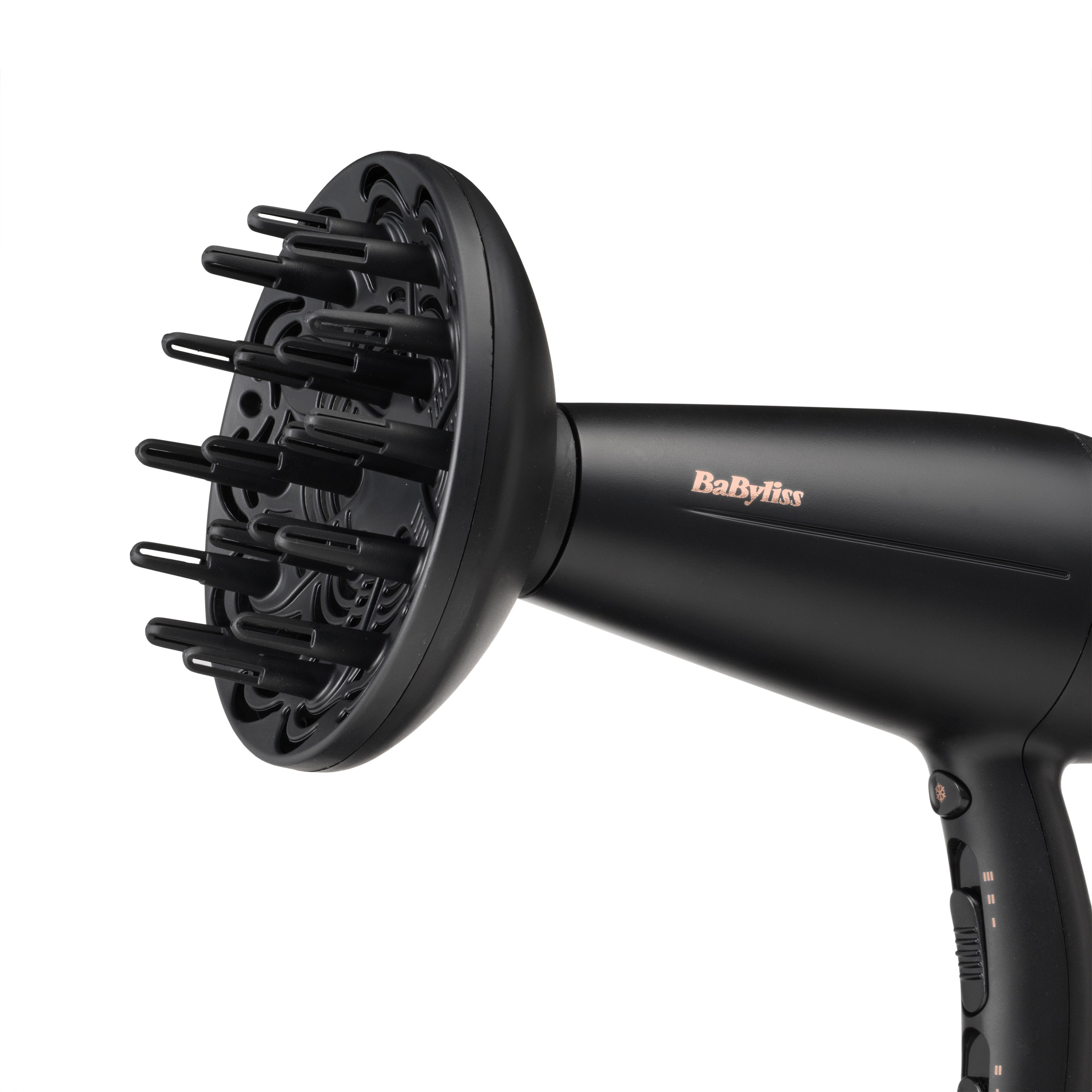 Schwarzer Föhn mit Diffusoraufsatz. Die Marke ist BabyLiss. Der Hintergrund ist weiß.