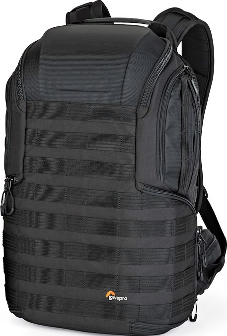 Zaino per fotocamera LowePro nero. Presenta più scomparti, cinghie MOLLE e spallacci imbottiti. Il logo è in basso.