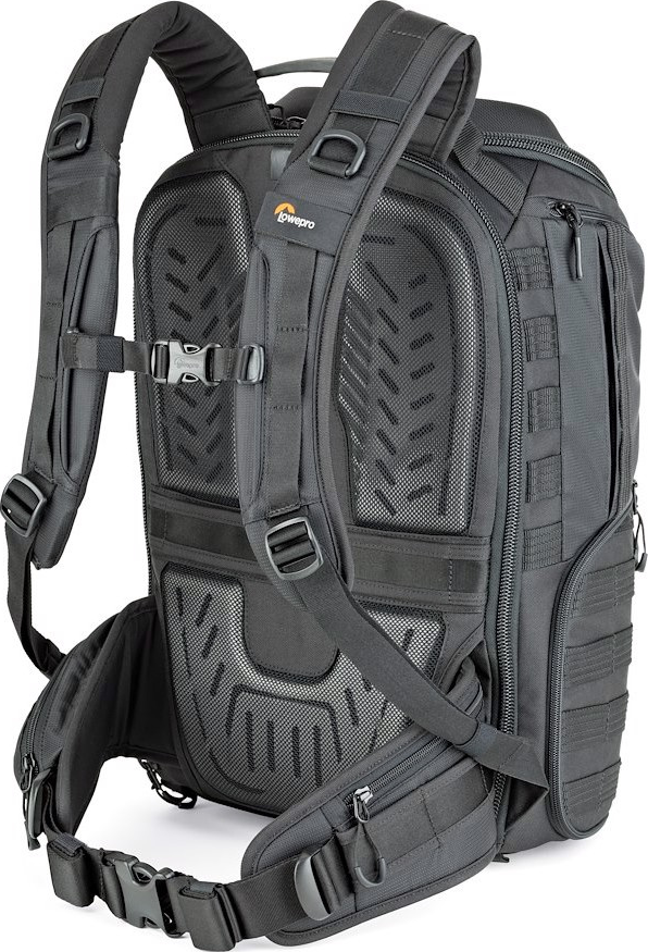 Zaino nero Lowepro per fotocamera. Ha spallacci imbottiti, scomparti multipli e un pannello posteriore in rete.