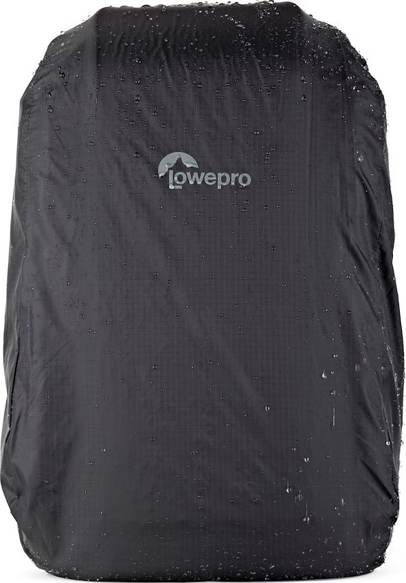 Una copertura nera per zaino con il logo Lowepro. Goccioline d'acqua coprono la superficie, indicando pioggia. La copertura è strutturata.