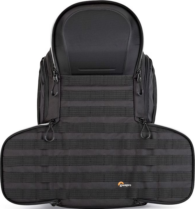 Borsa per fotocamera Lowepro nera con più scomparti e cinghie. La sezione superiore ha una forma arrotondata, quella centrale ha cinghie orizzontali.