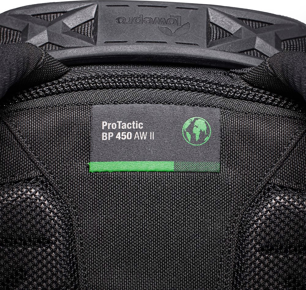Primo piano di uno zaino nero. L'etichetta recita 'ProTactic BP 450 AW II' con un logo del globo.
