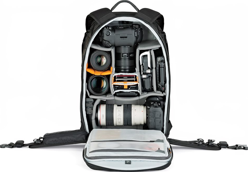 Zaino nero per fotocamera aperto, pieno di fotocamere, obiettivi e accessori. La tasca anteriore è aperta, rivelando plastica trasparente.