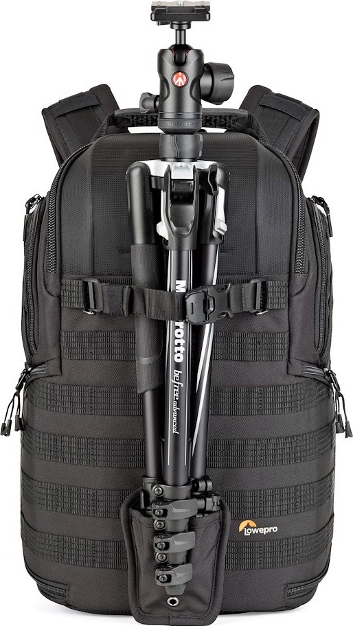 Zaino nero con treppiede attaccato. Il treppiede è fissato allo zaino. È visibile un logo Lowepro.