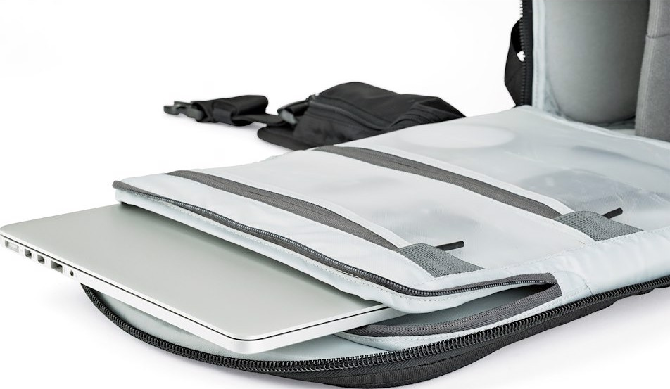 Borsa fotografica aperta con laptop dentro. La borsa è nera e grigia, interno bianco. Una tasca nera sopra.