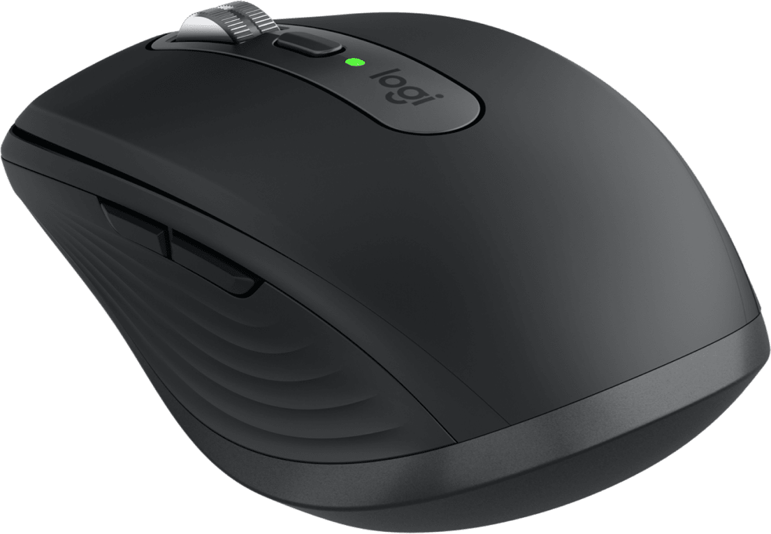 Une souris noire Logitech MX Master 3. Elle possède une molette, des boutons et une lumière verte. Le fond est noir.