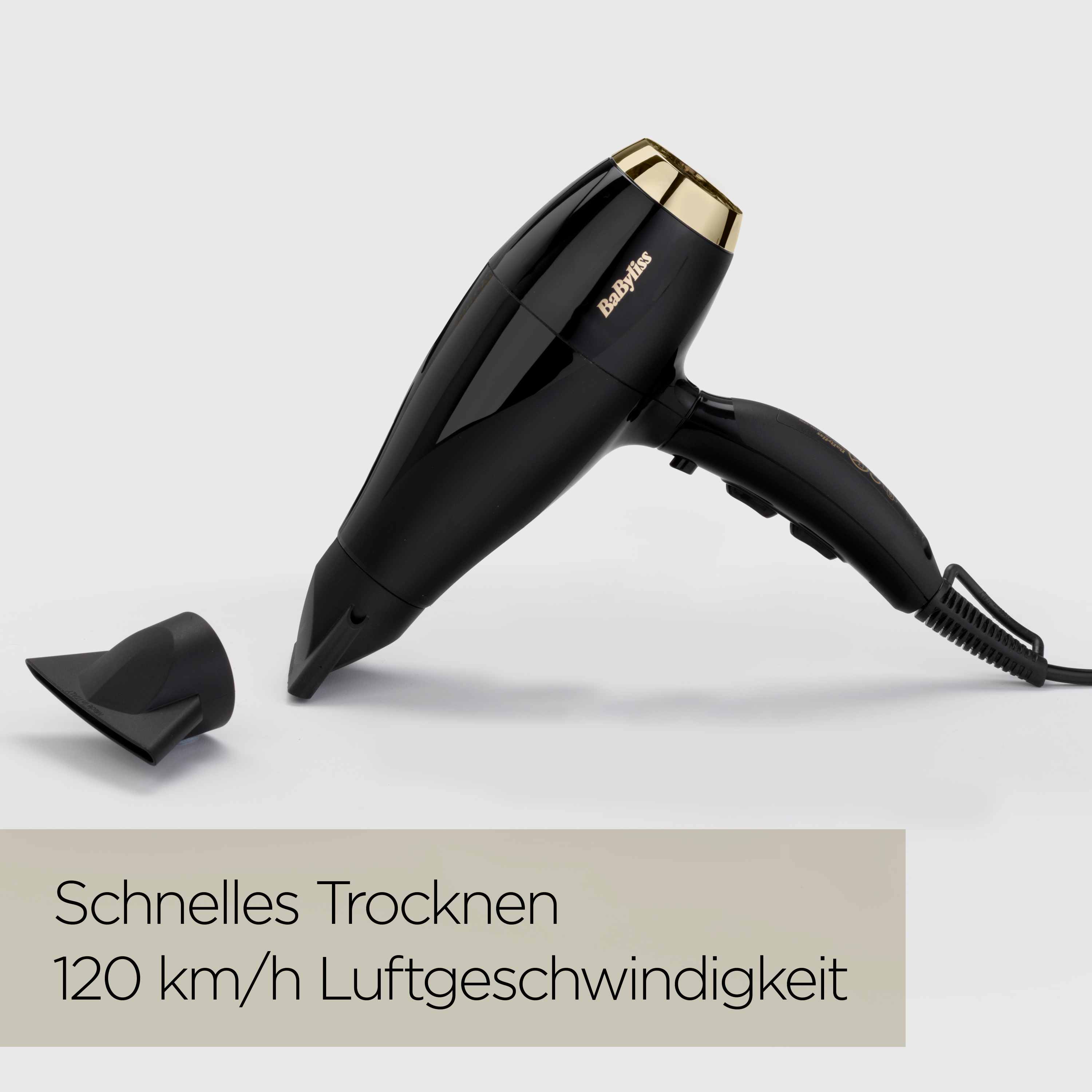 Ein schwarzer und goldener Haartrockner mit einer Düse liegt daneben. Der Hintergrund ist weiß. Der Text unten lautet 120 km/h.