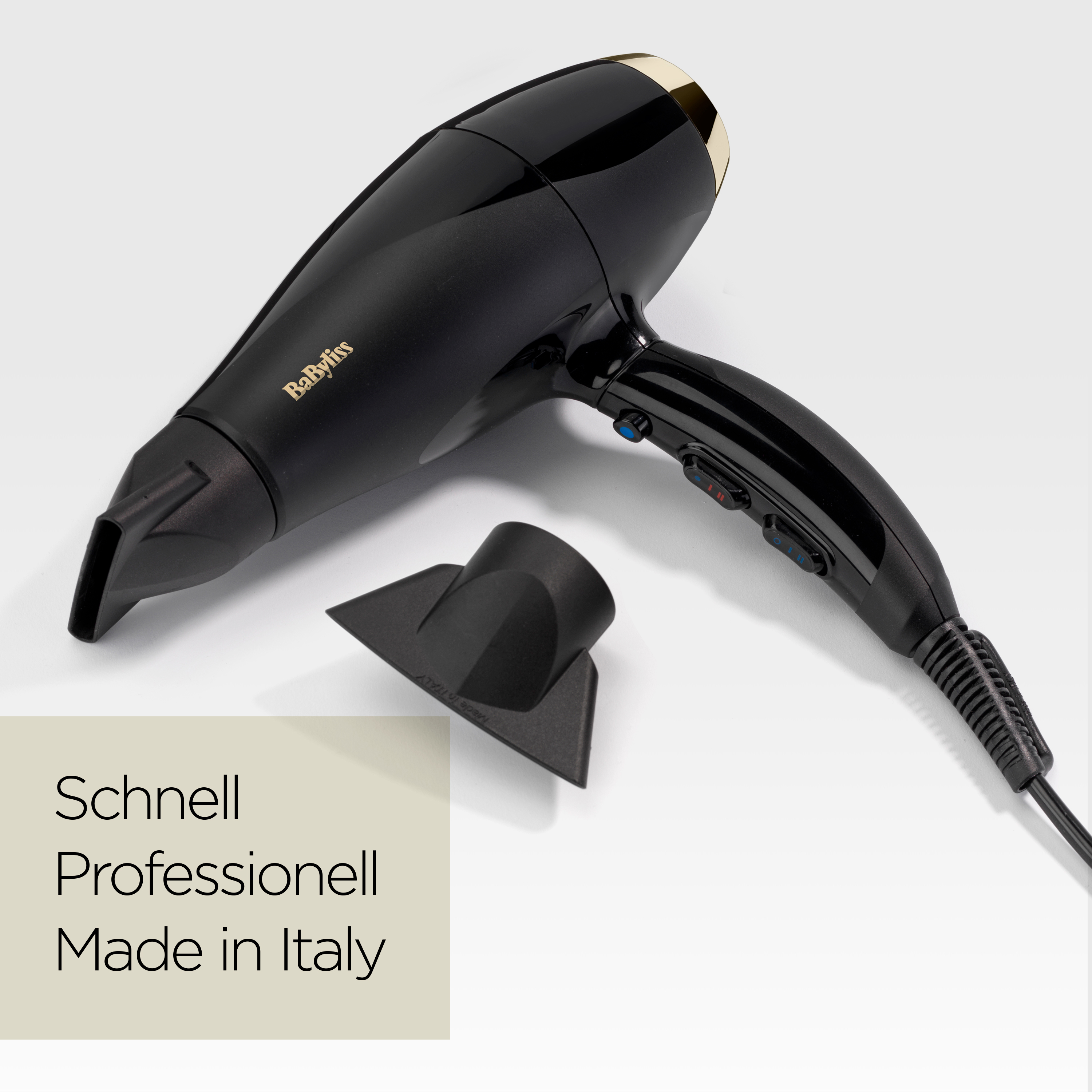 Ein schwarzer BaByliss-Haartrockner mit Düsenaufsatz auf weißer Oberfläche. Beschriftet 'Made in Italy'.
