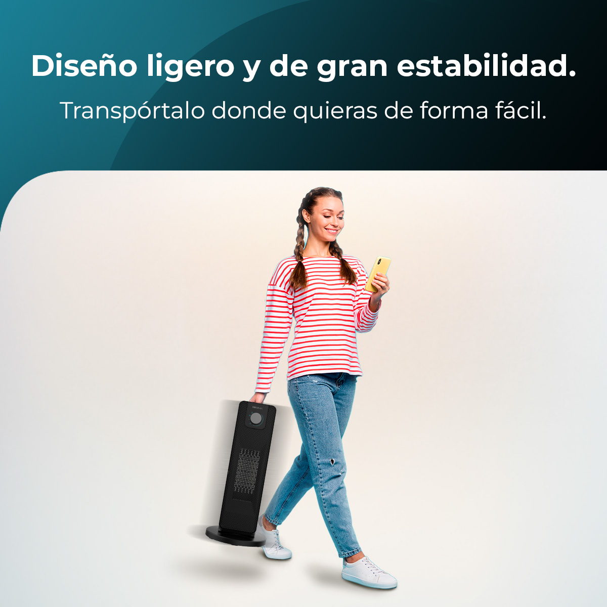 Una mujer en vaqueros y camisa a rayas rojas camina sosteniendo un teléfono y un calefactor negro.