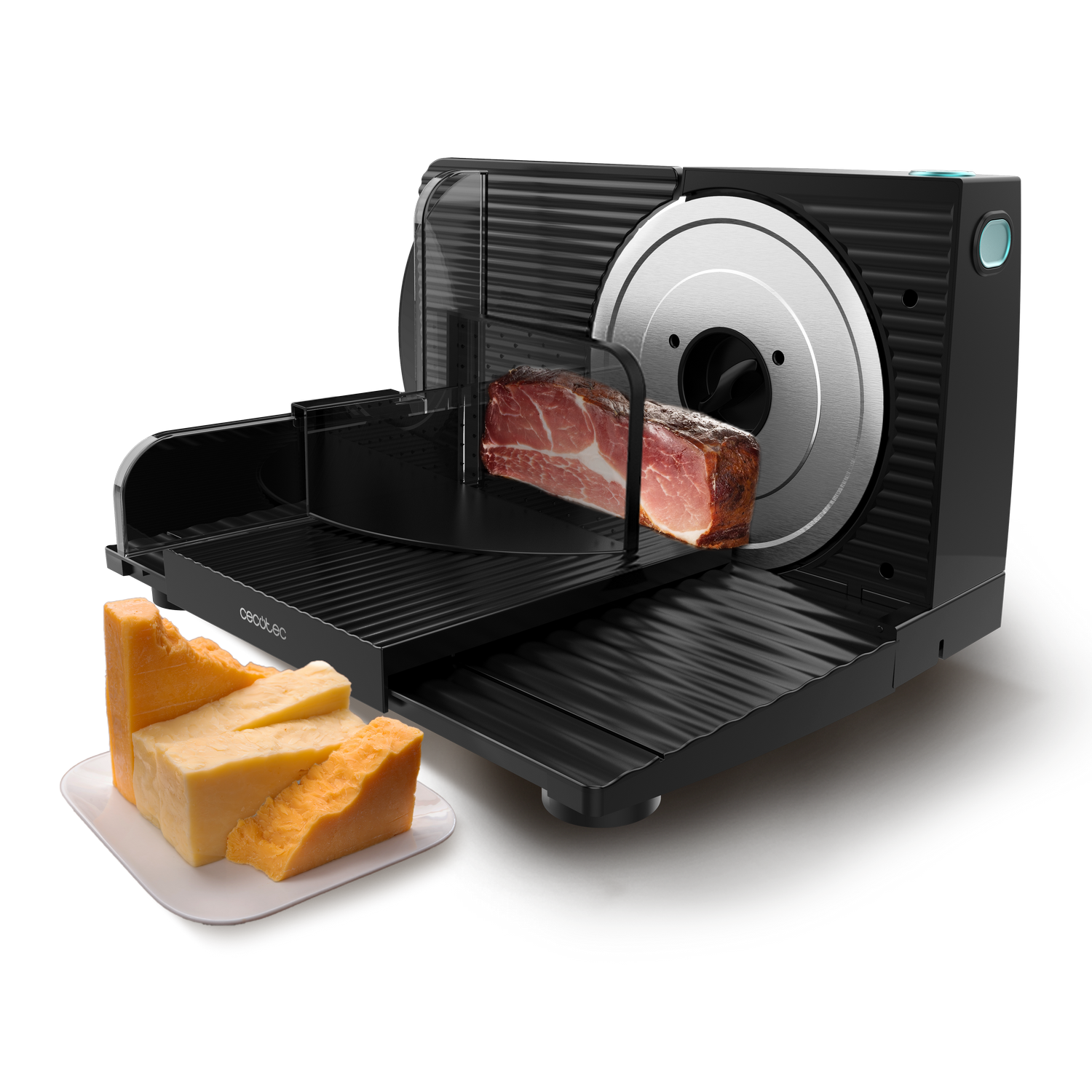 Cortadora de carne negra con jamón y queso. La cortadora tiene una cuchilla circular. Queso en un plato. Fondo gris.