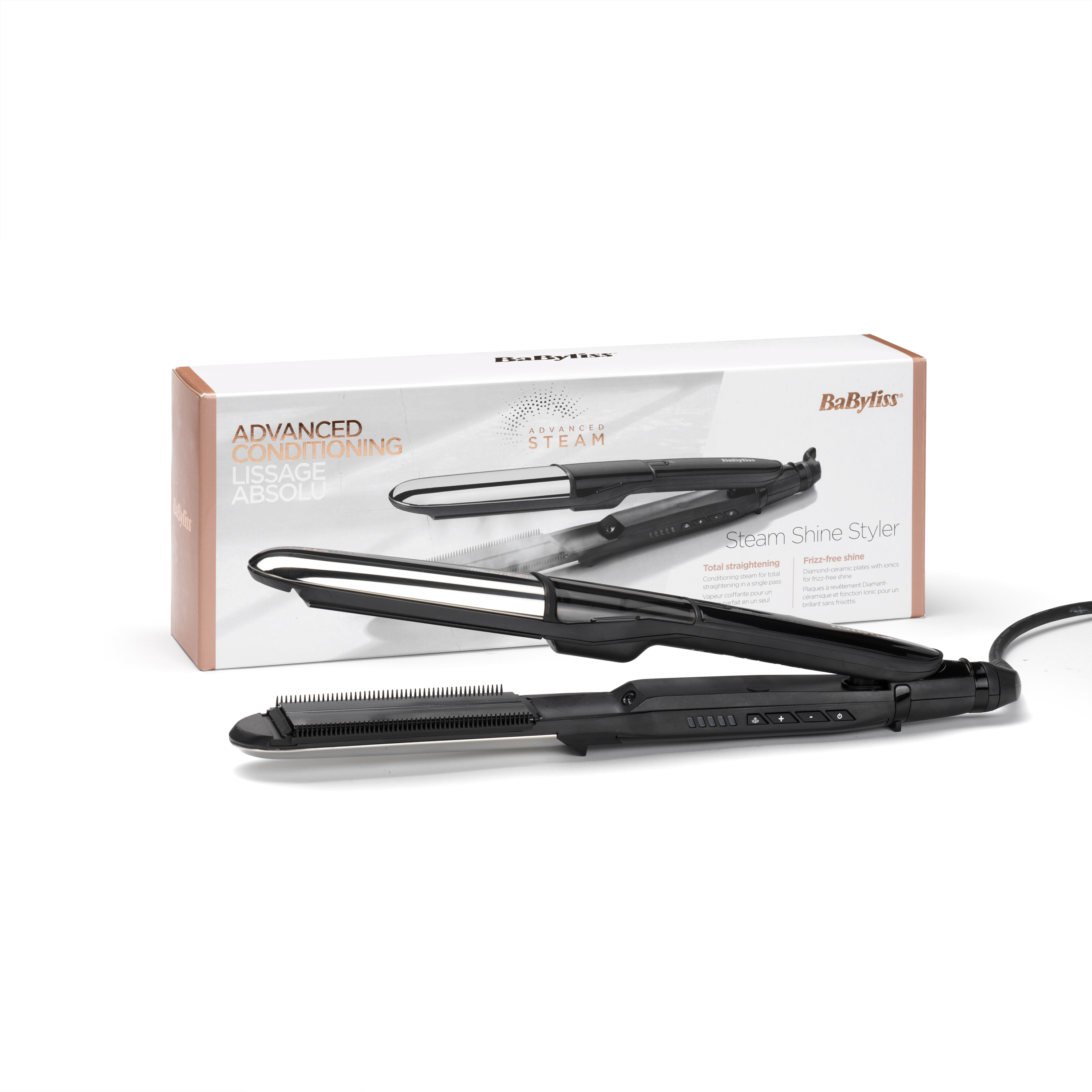 Ein schwarzer und silberner BaByliss Steam Shine Styler auf weißem Hintergrund, mit seiner Schachtel dahinter.