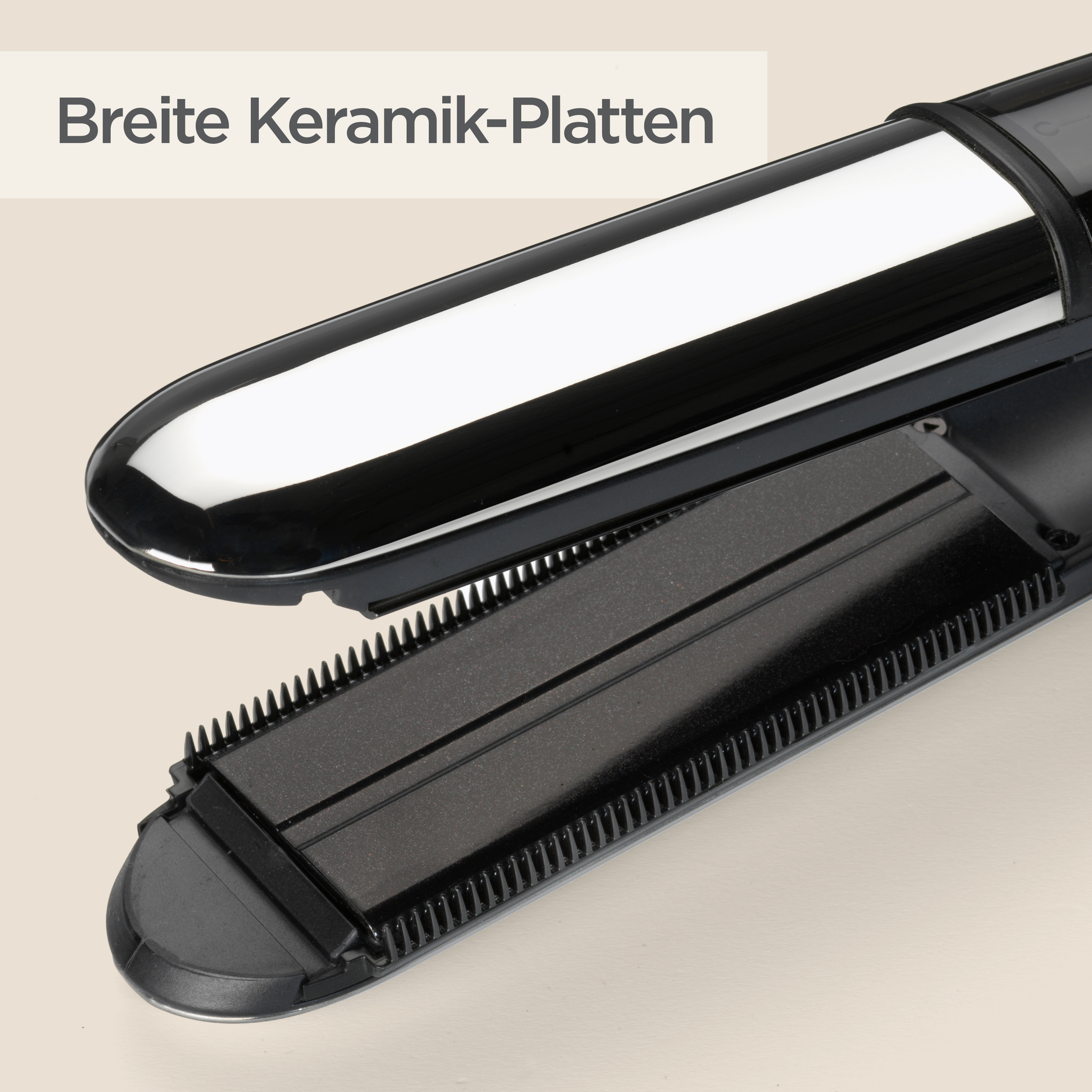 Nahaufnahme eines offenen, schwarzen und silbernen Glätteisens mit Keramikplatten. Der Hintergrund ist hellbeige.