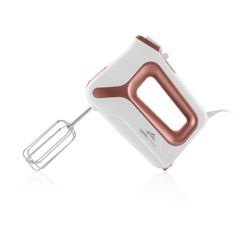 Fehér és rózsaarany kézi mixer fehér háttéren. A mixerhez egy habverő és egy tápkábel tartozik.