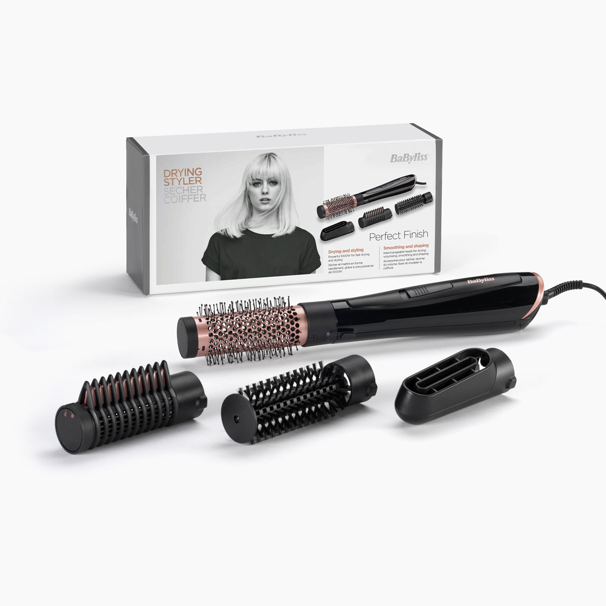 Ein Babyliss-Haarstyler-Set mit Aufsätzen. Enthält eine Box mit einem Frauengesicht und Produktinformationen sowie Styler und Bürstenköpfe.