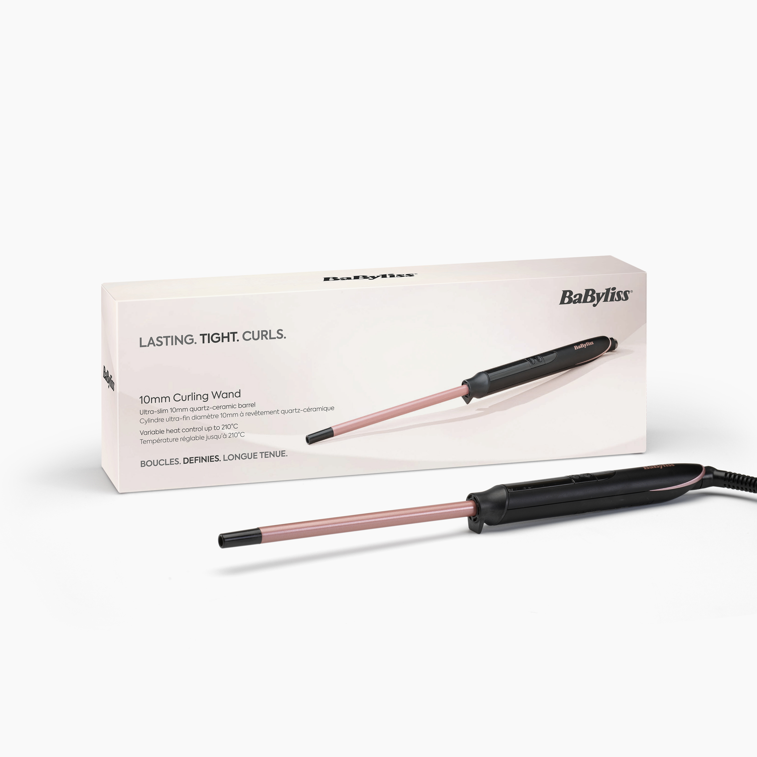 Ein Lockenstab und seine Schachtel liegen auf einer weißen Oberfläche. Der Stab ist schwarz und roségold. Auf der Schachtel steht BaByliss.