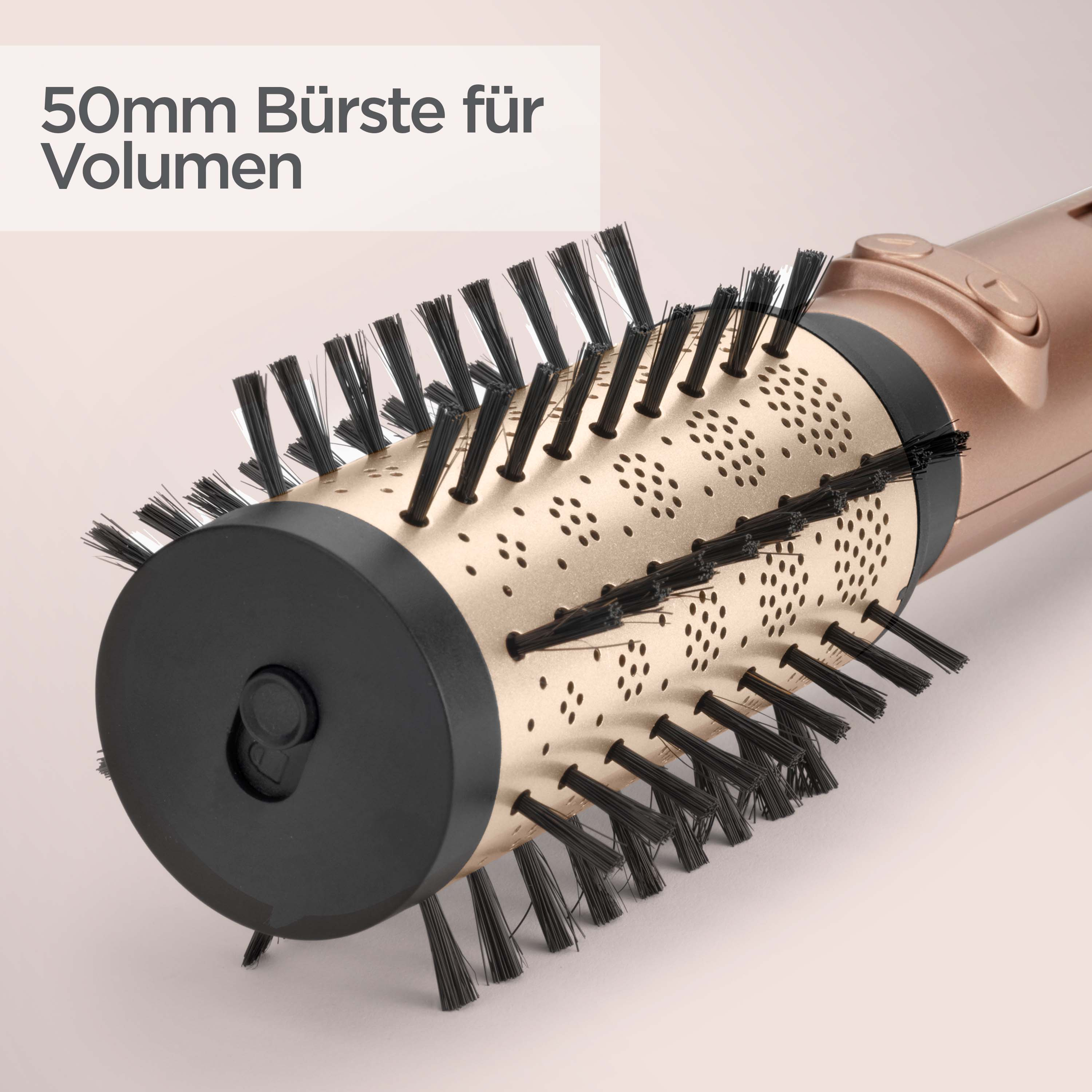 Nahaufnahme einer Haarbürste. Die Bürste hat einen goldfarbenen Lauf mit schwarzen Borsten und einem schwarzen Griff.