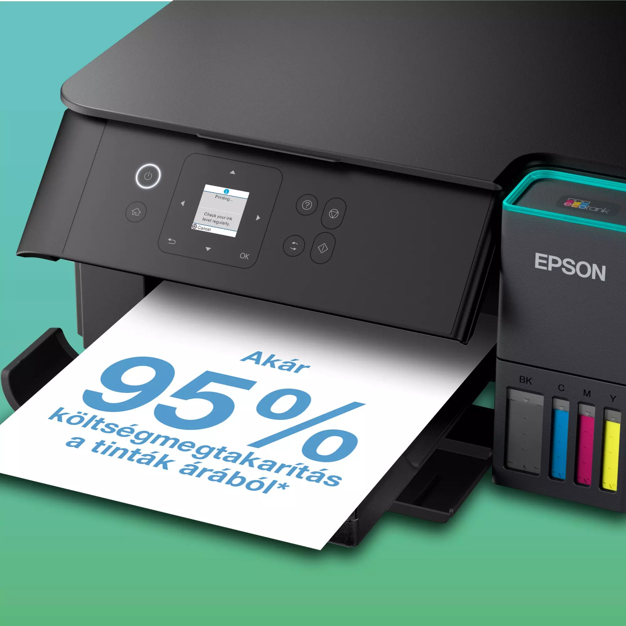 Egy Epson nyomtató '95% költségmegtakarítás' szövegű papírt nyomtat. A tintatartályok láthatók.