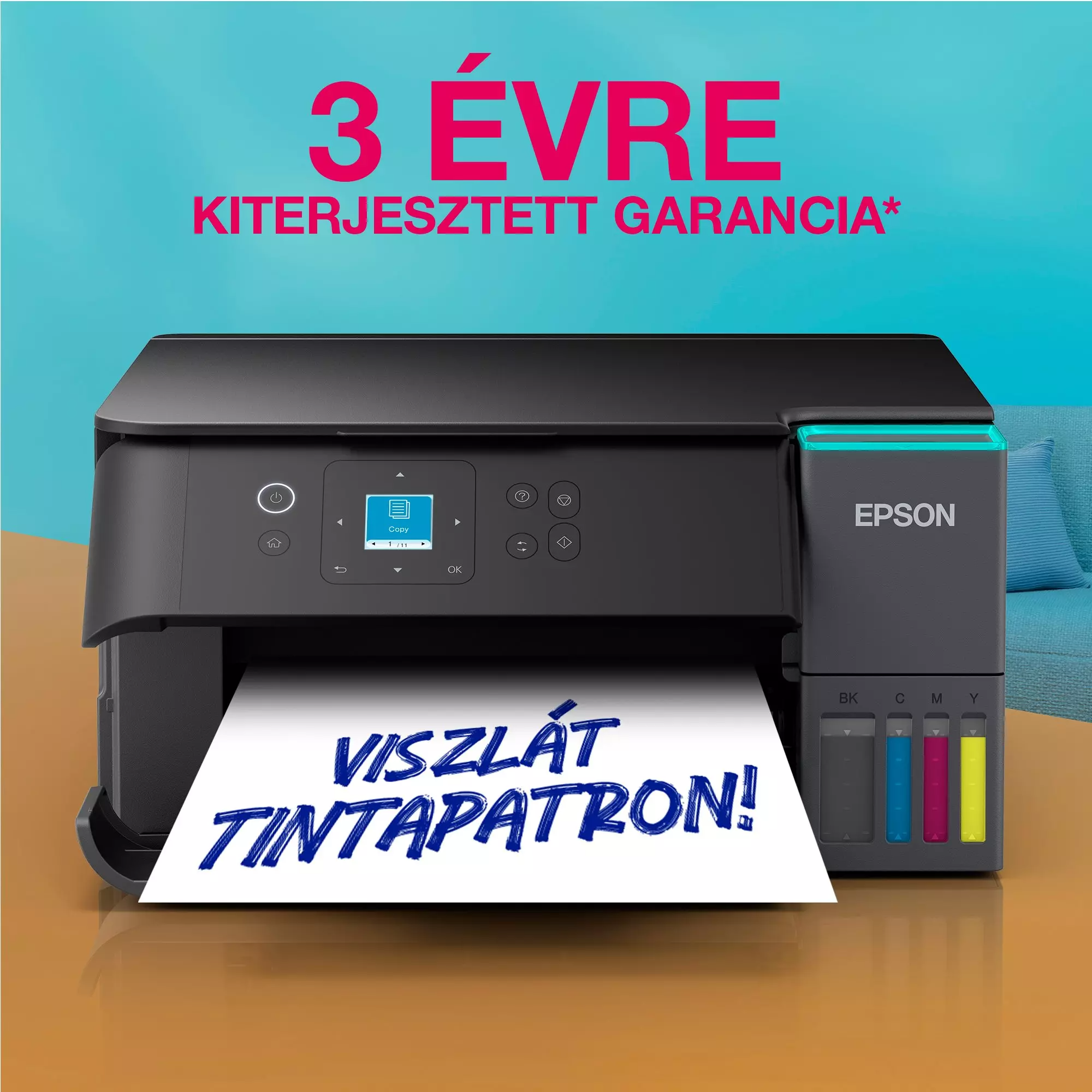 Fekete Epson nyomtató papírkimenettel, színes tintatartályokkal és magyar szöveggel a papíron. Szöveg a háttérben.