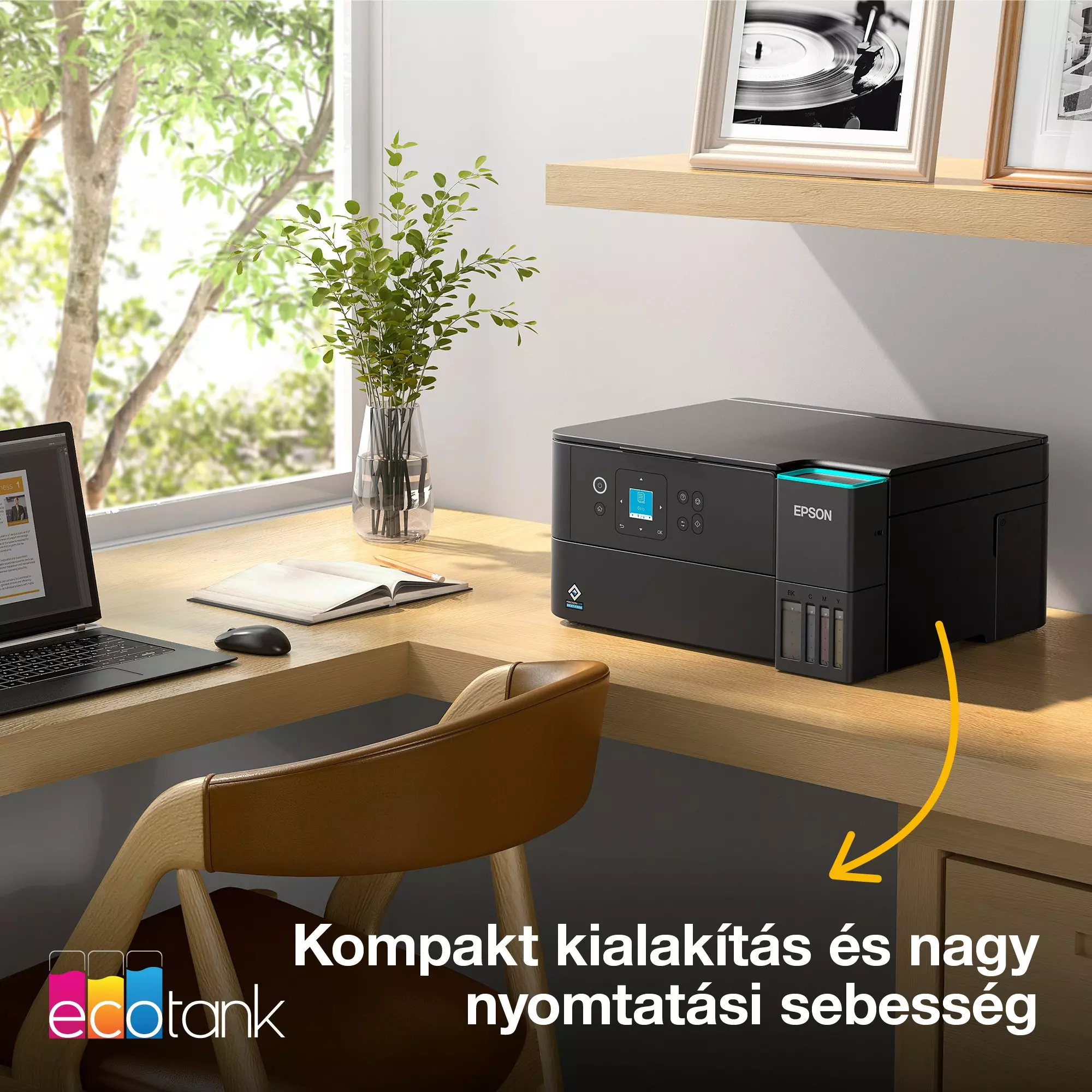 Fekete Epson nyomtató a faasztalon, laptop, szék és ablak, növényekkel.