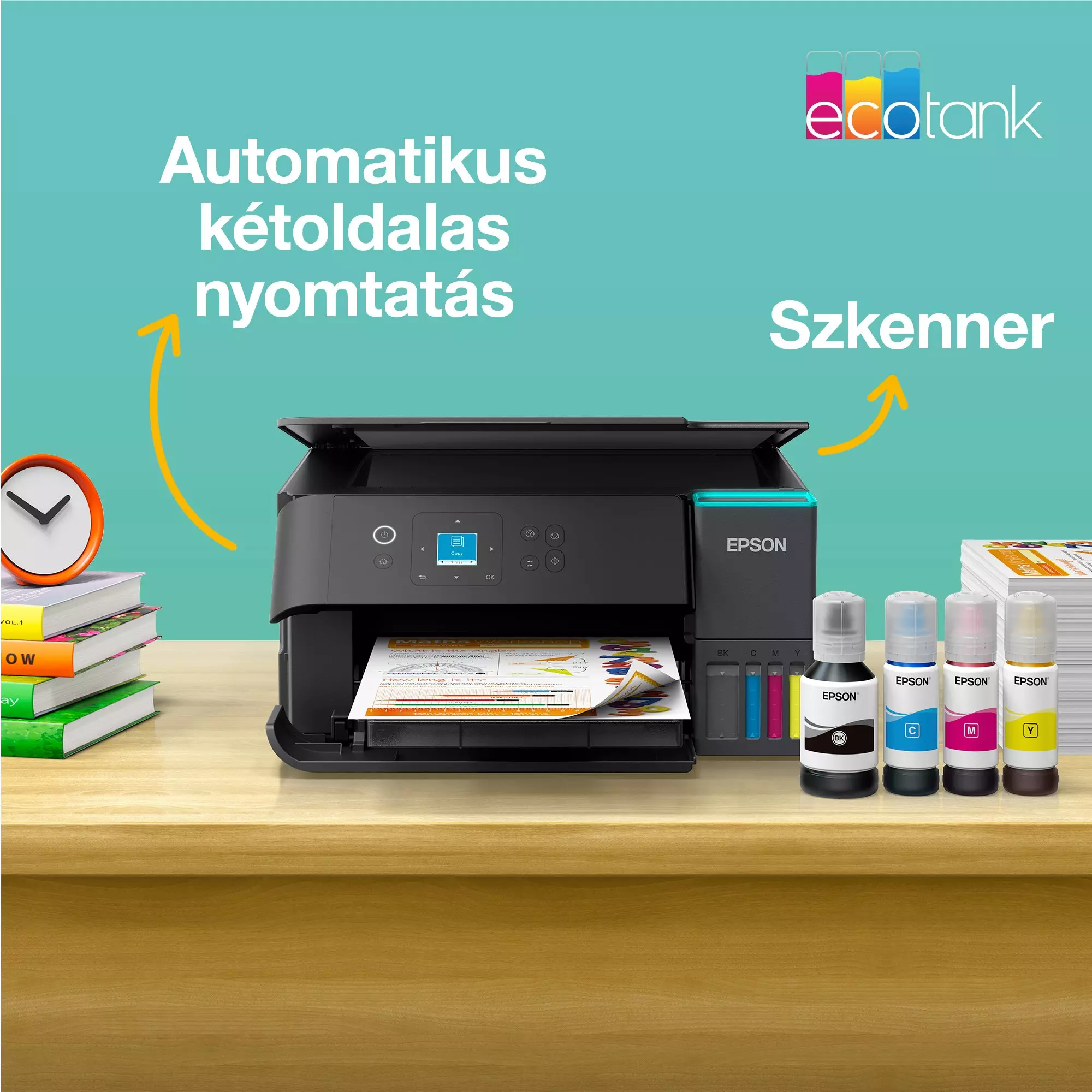 Egy Epson nyomtató tintapalackokkal, egy rakás könyvvel és egy órával egy faasztalon, türkiz háttér előtt.