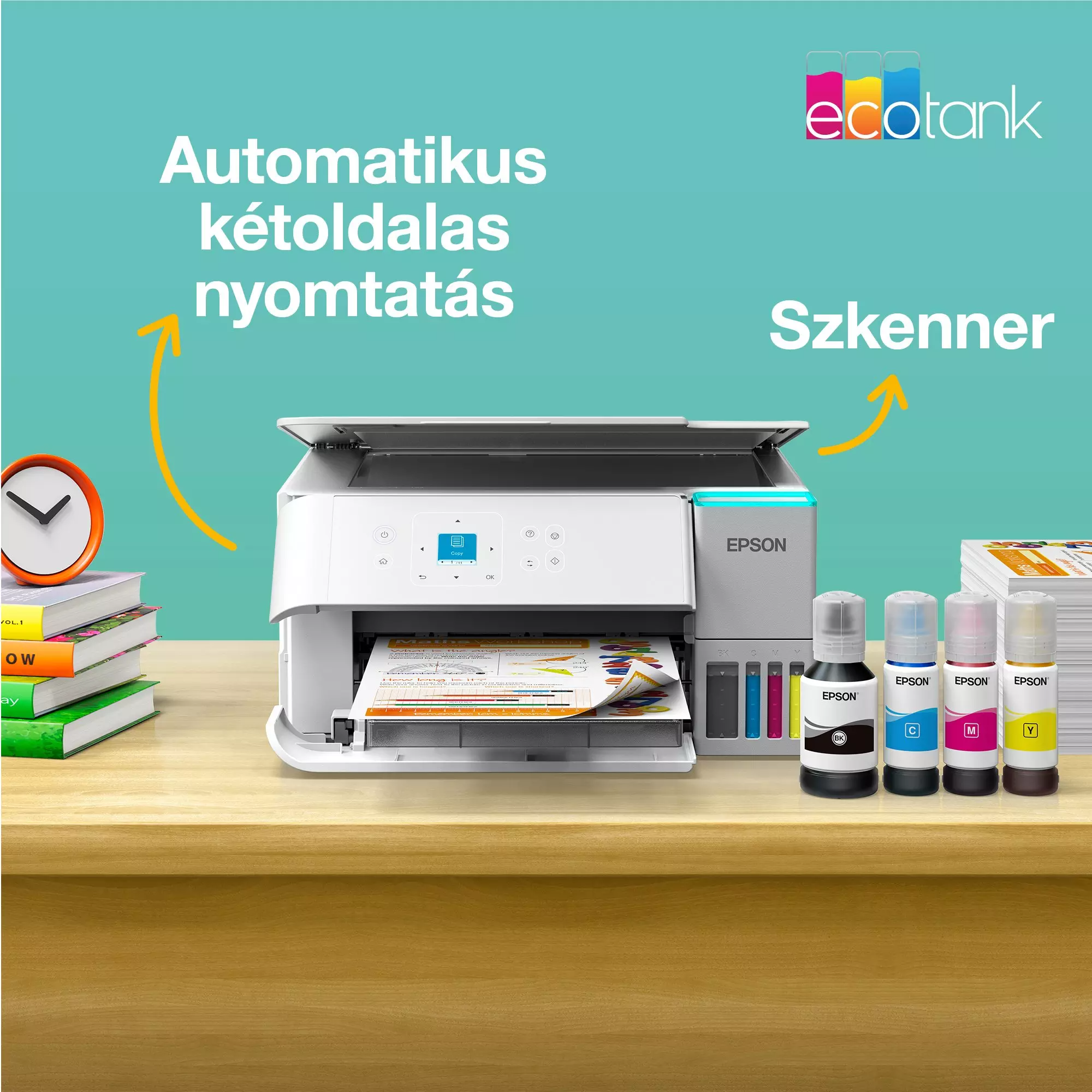 Egy Epson nyomtató tintapalackokkal. A nyomtató egy faasztalon van könyvek és egy óra mellett, magyar nyelvű szöveggel.