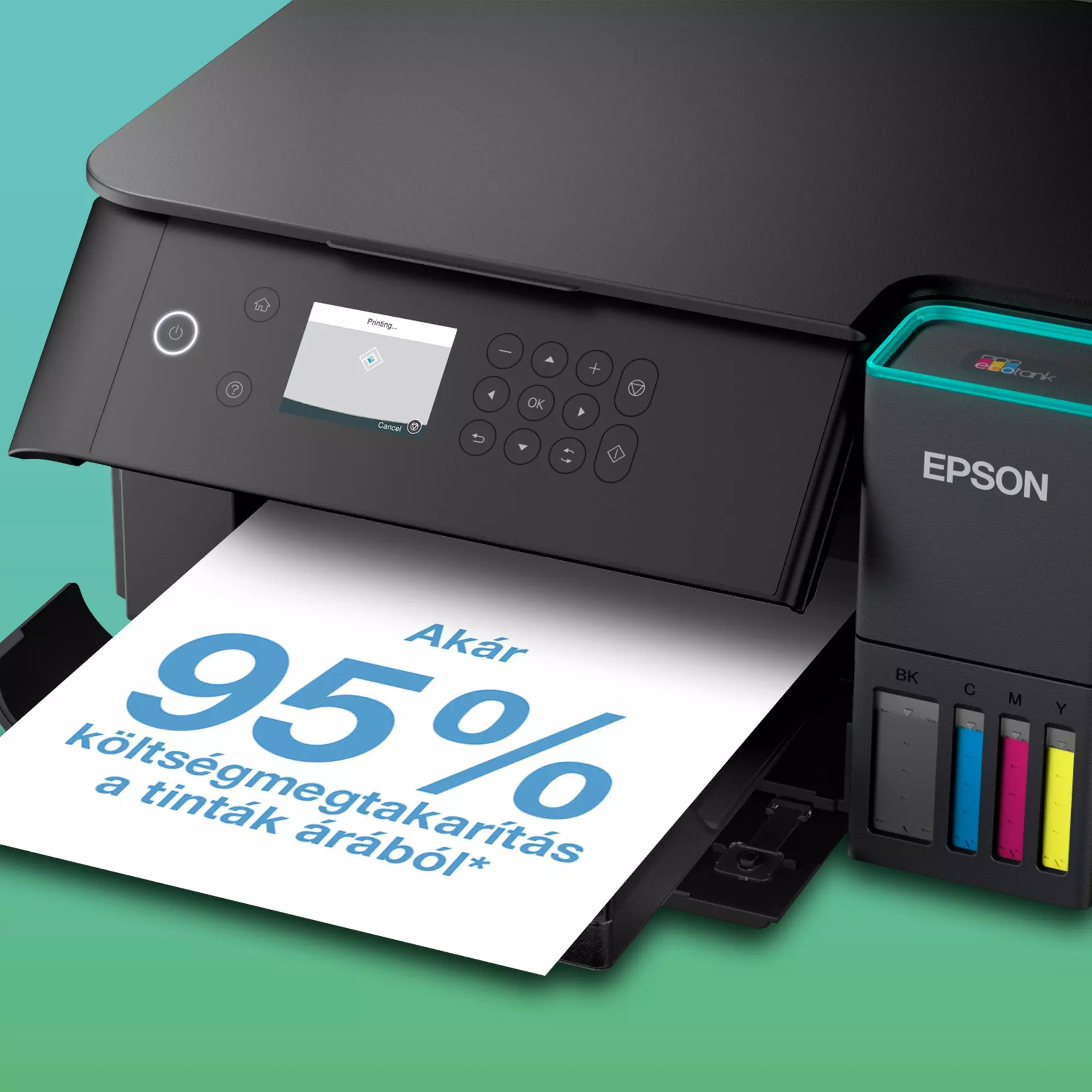 Fekete Epson nyomtató, amely egy papírra nyomtat. A papíron kék színnel a '95% költségmegtakarítás' felirat látható.