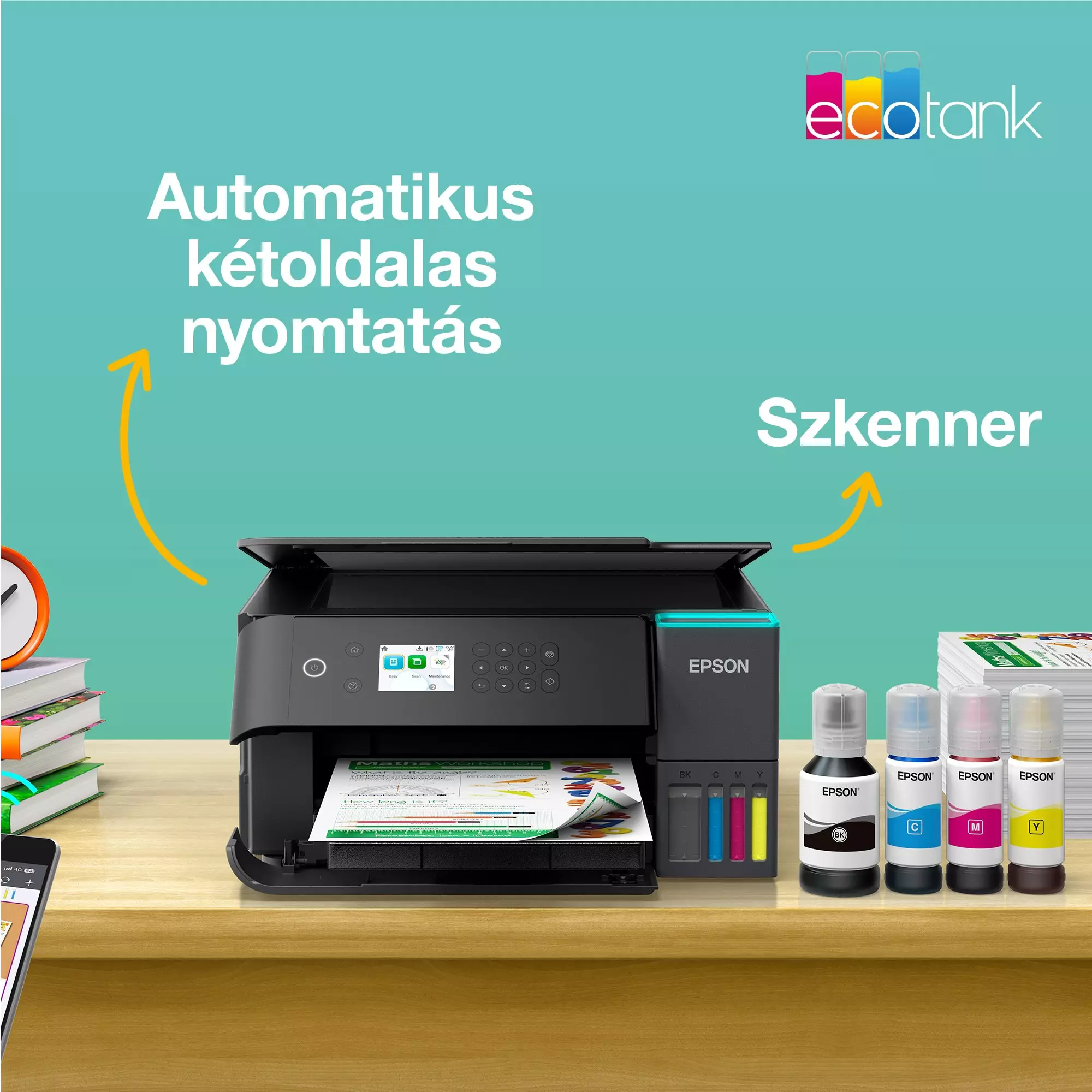 Egy Epson nyomtató tintapalackokkal és egy rakás papírral, könyvek és egy telefon mellett egy faasztalon.
