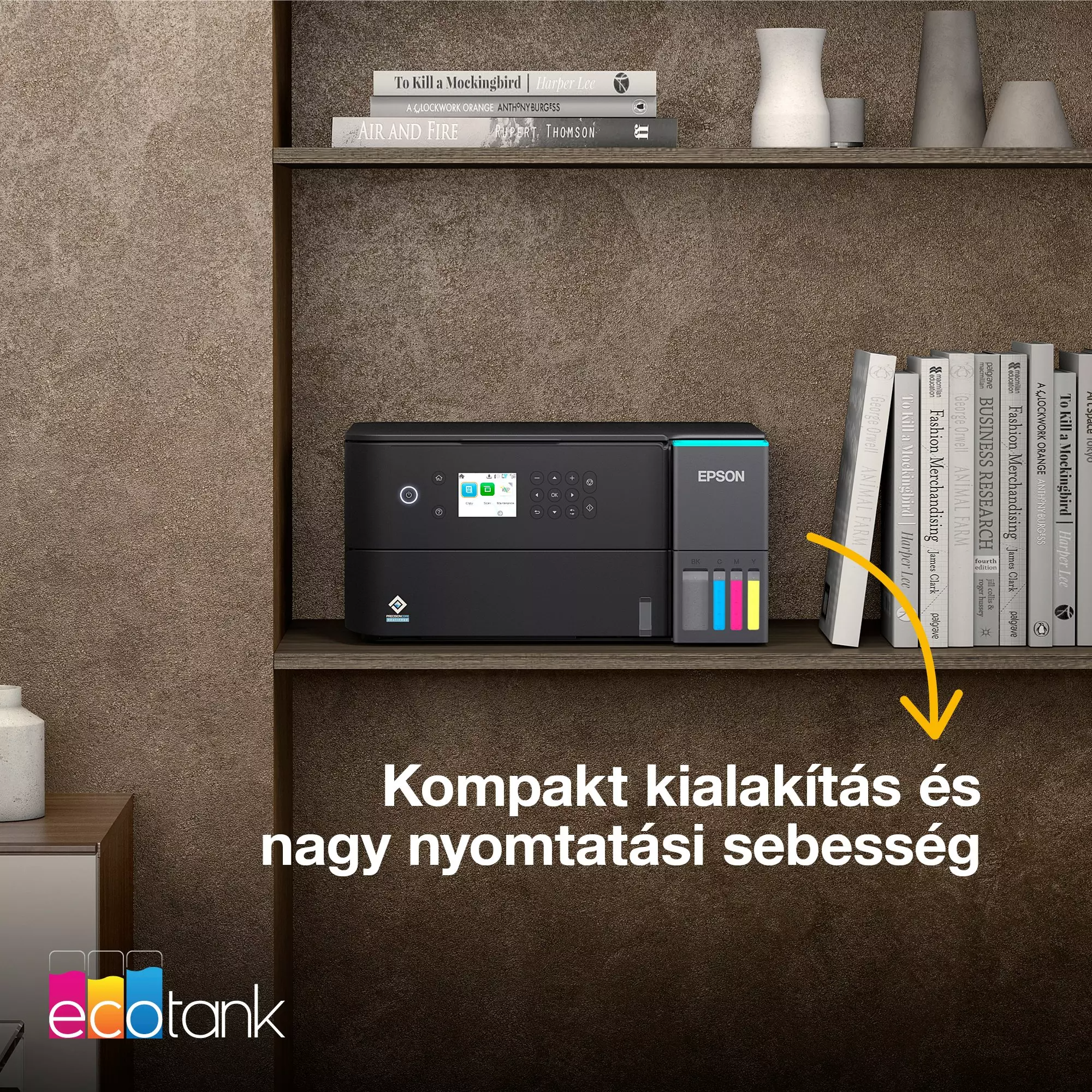 Egy fekete Epson nyomtató a polcon, könyvekkel és vázákkal. A szöveg a 'Kompakt kialakítás és nagy nyomtatási sebesség'.