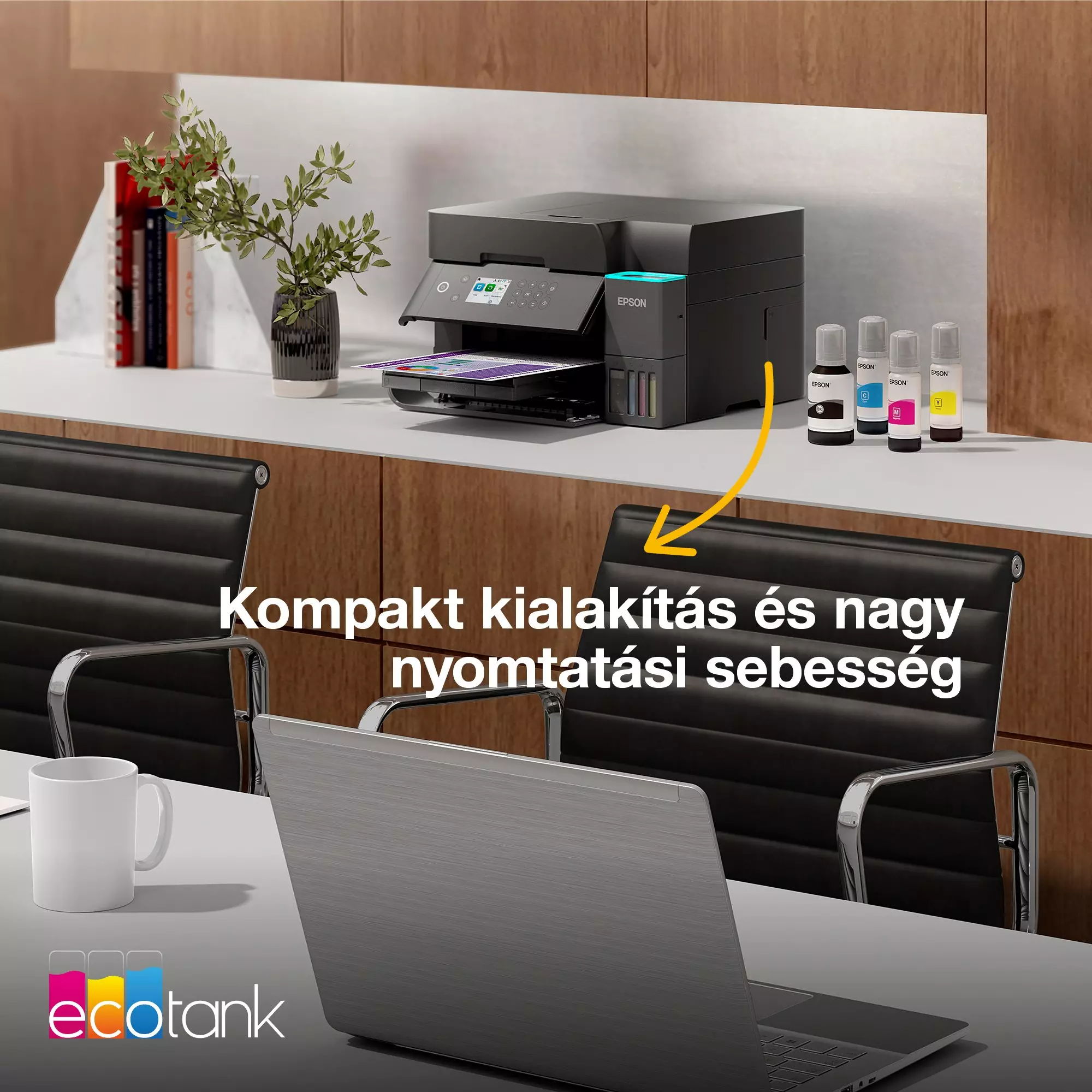 Epson nyomtató az asztalon, tintapatronokkal, laptop, bögre, és magyar nyelvű szöveg a nyomtatóról.