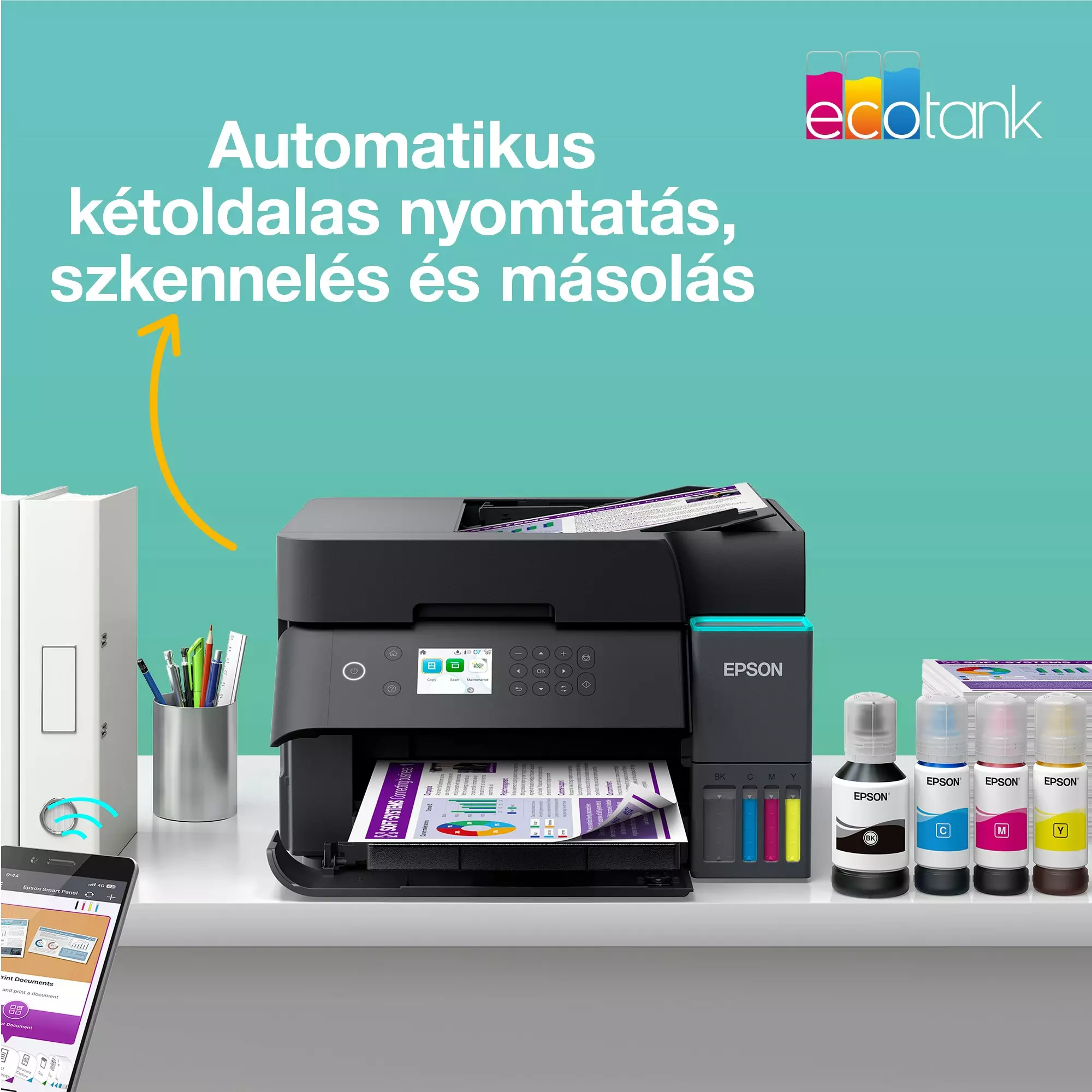 Egy Epson nyomtató dokumentumot nyomtat. A képen tintapalackok és egy okostelefon is látható.