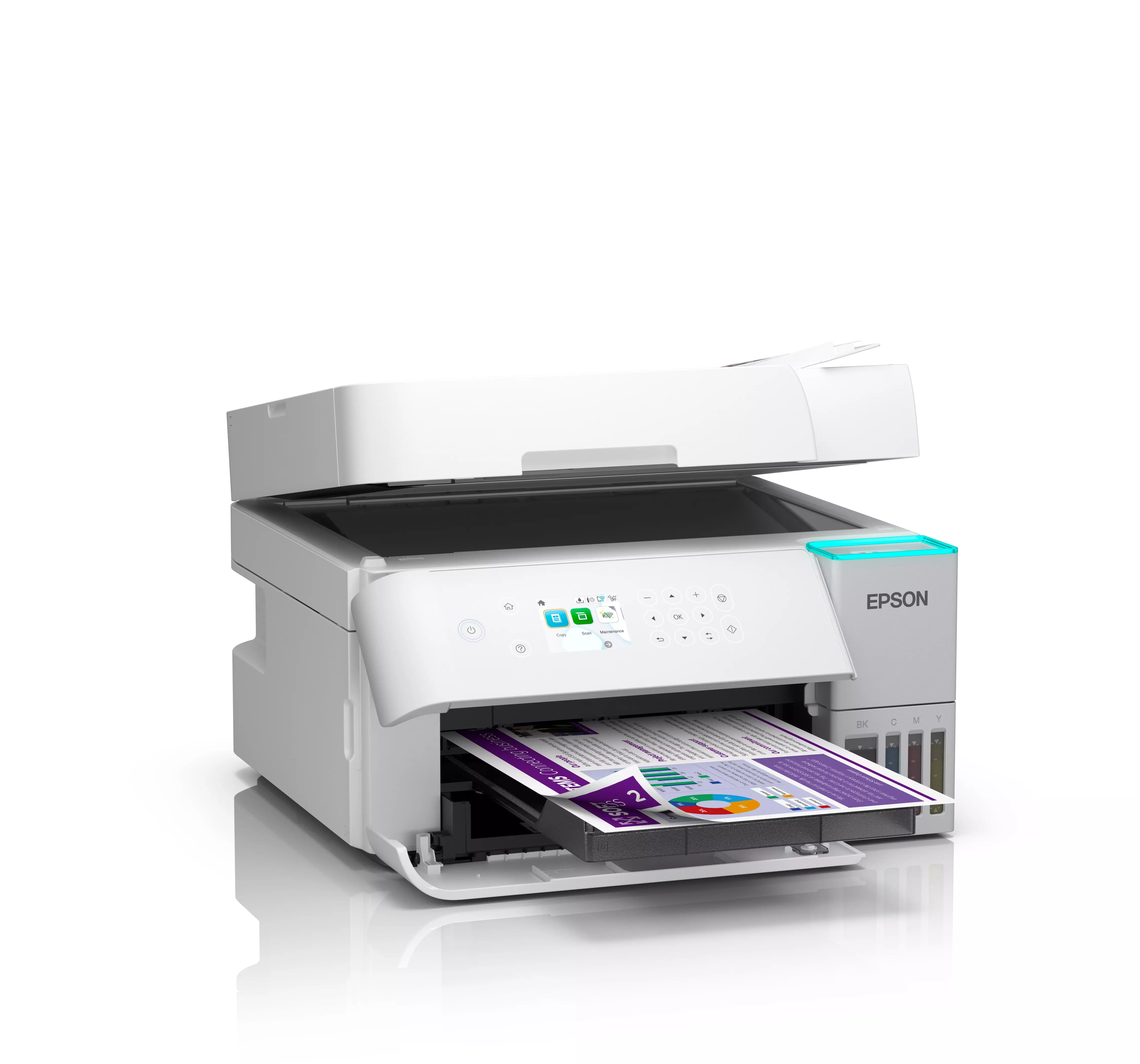Fehér Epson nyomtató. A kinyomtatott dokumentum a kimeneti tálcán van. A tintapatronok láthatók. A teteje nyitva van.