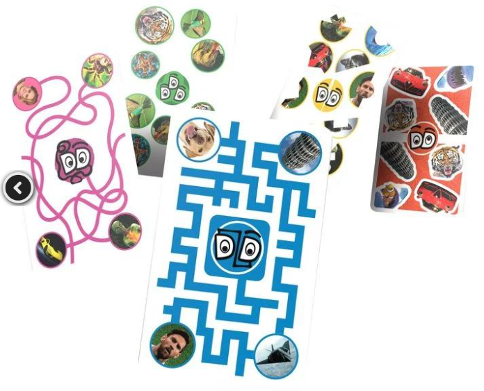 Kilka kart do gry z labiryntami i naklejkami z różnymi obrazami, takimi jak zwierzęta, twarze i zabytki.