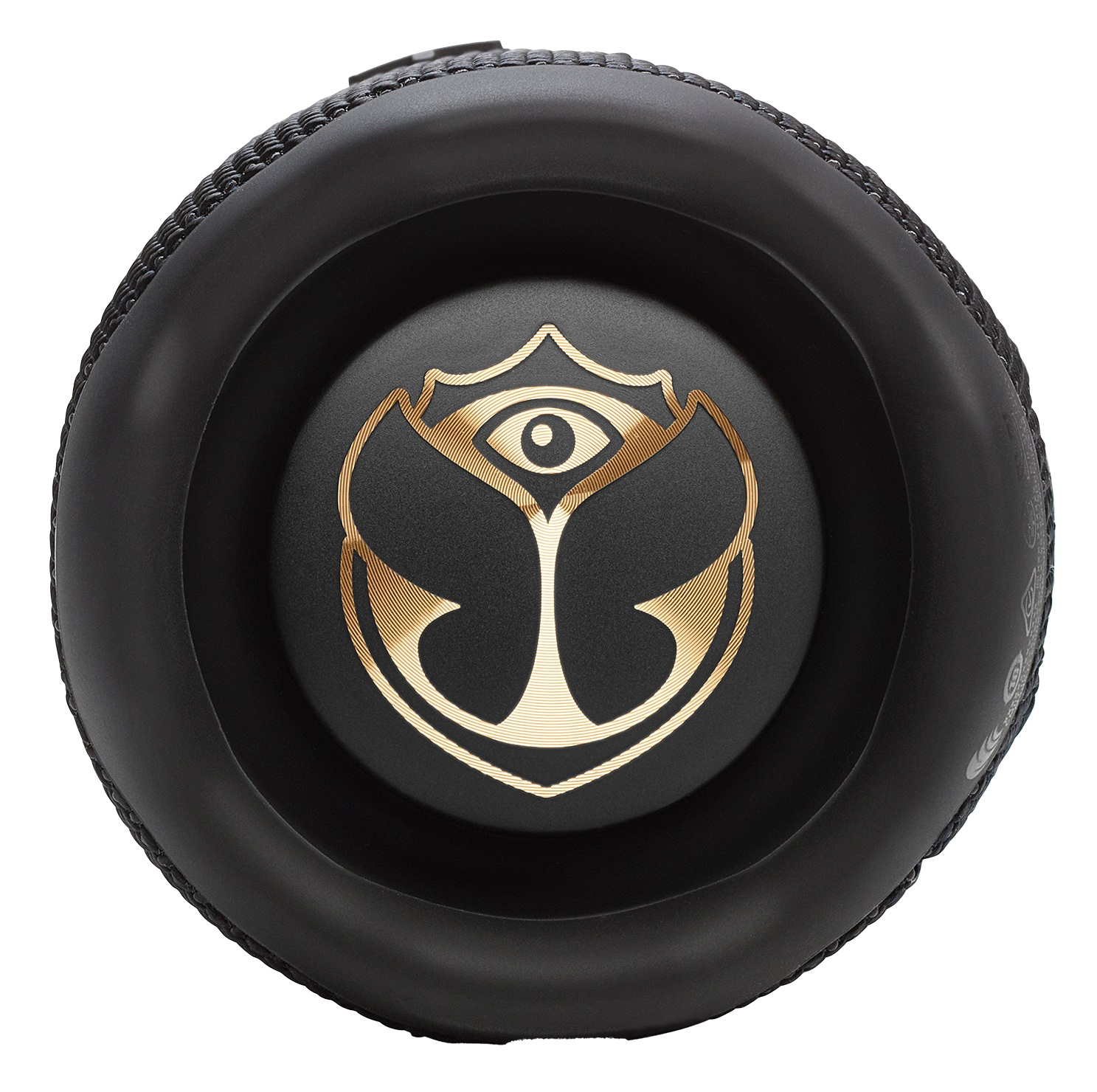 Czarny, okrągły obiekt ze złotym emblematem pośrodku. Emblemat przedstawia oko i skrzydła. Obiekt ma teksturowaną krawędź.