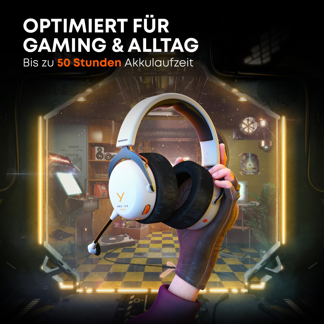 Kopfhörer in einer Hand. Der Hintergrund ist ein Spielzimmer. Text sagt 'Optimiert für Gaming & Alltag' und 'bis zu 50 Stunden Akku'.
