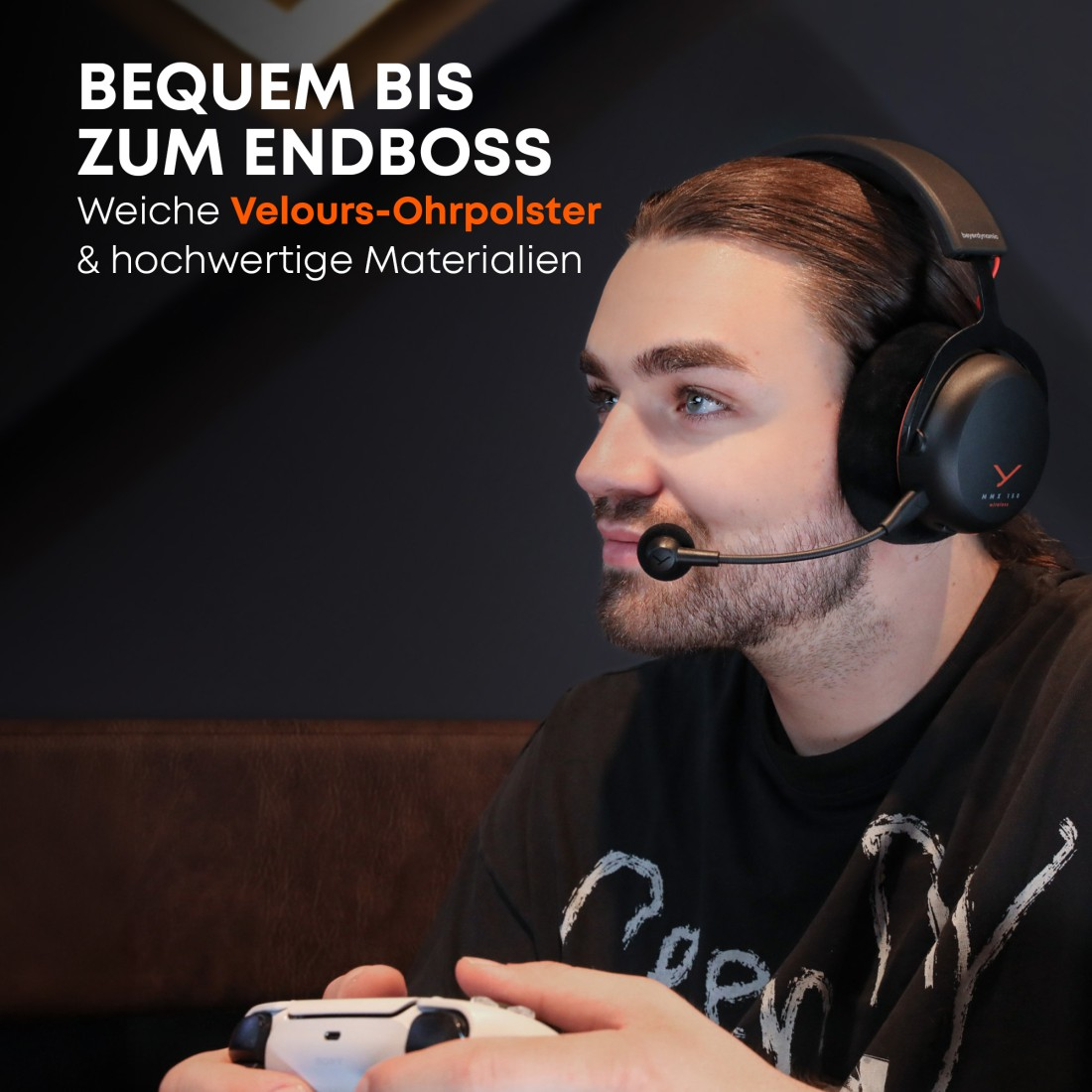 Mann mit Headset hält Controller, Text über Ohrpolster und Materialien auf Deutsch.