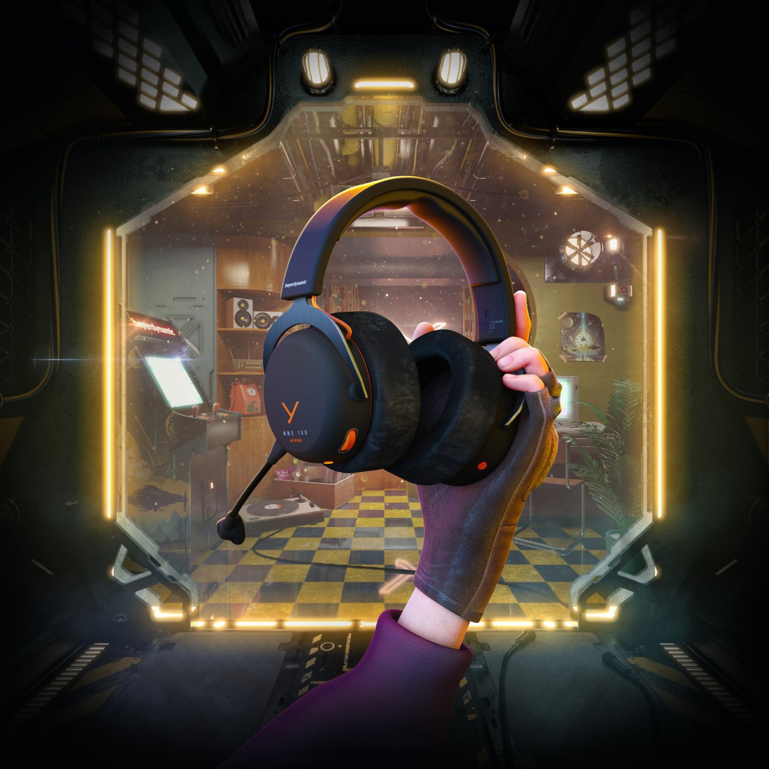 Eine Person hält ein schwarz-oranges Headset. Der Hintergrund zeigt einen Retro-Raum mit einem Spielautomaten und Schachbrettmuster.
