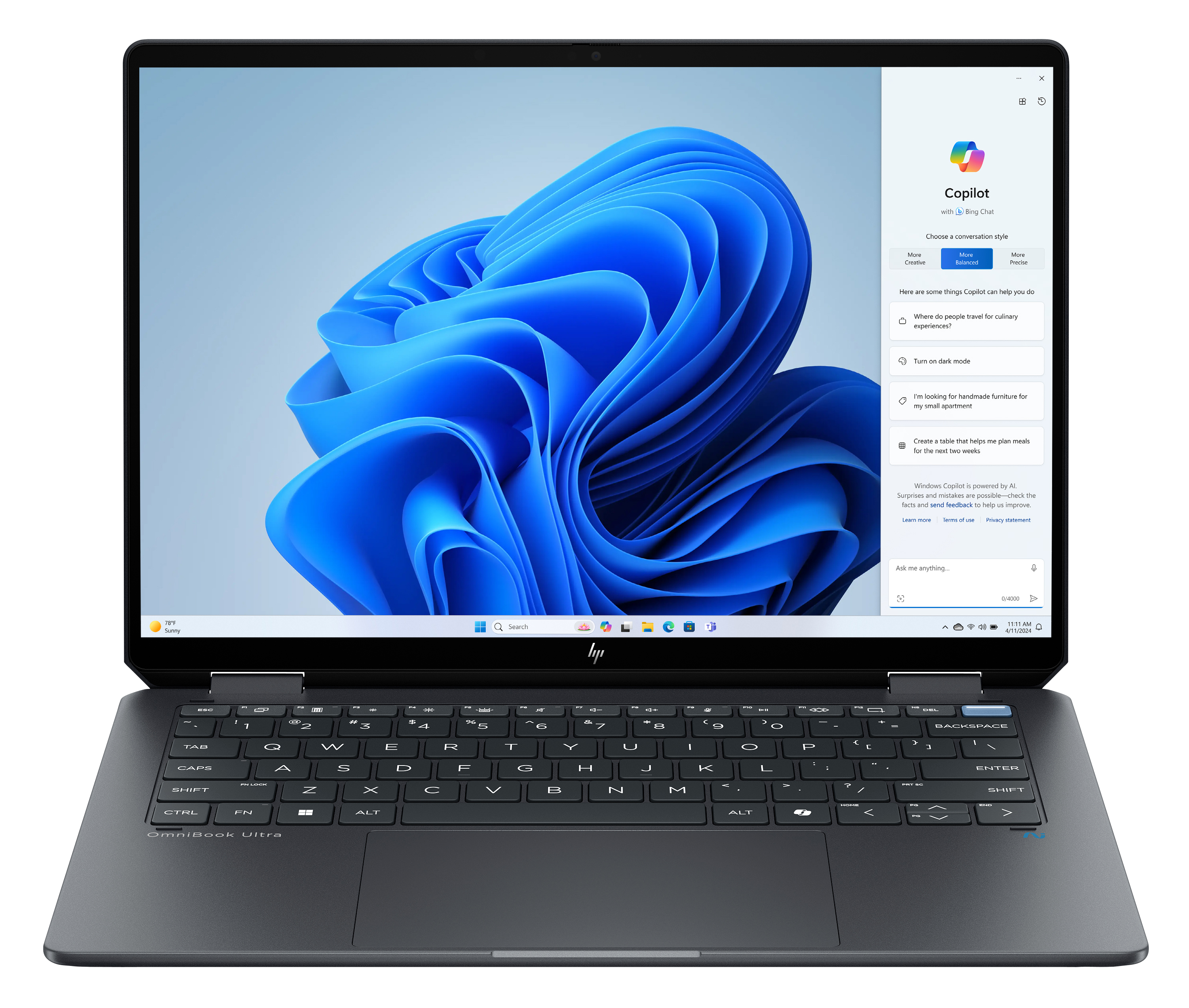 Laptop z niebieskim tłem abstrakcyjnym. Interfejs Copilot otwarty po prawej.