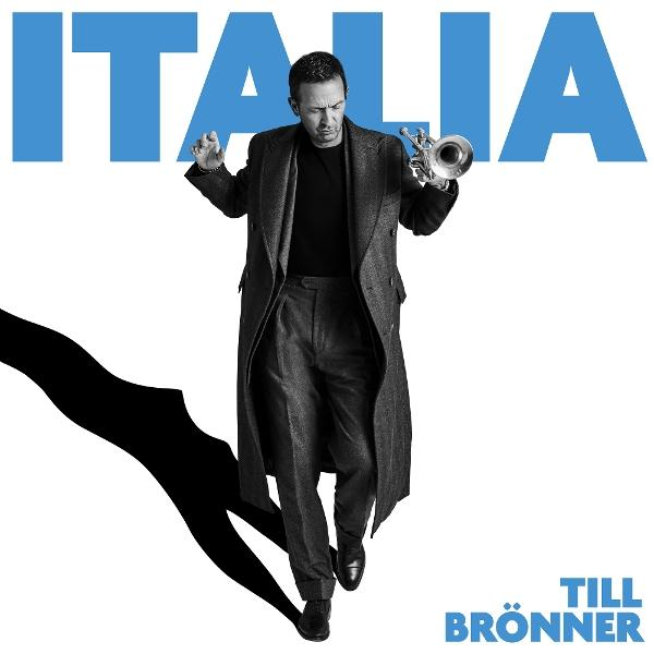 Kabátos férfi trombitát tart, felette kék ITALIA felirat. Alatta a TILL BRÖNNER név.