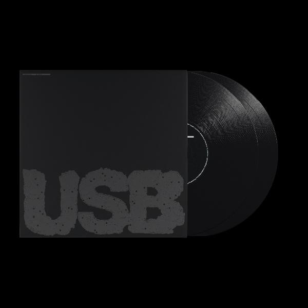 Egy fekete album borítója, a 'USB' szóval texturált betűtípussal. Két bakelit lemez részben látható jobbra.