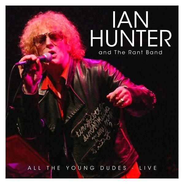 Ian Hunter singt auf der Bühne, trägt Sonnenbrille und Lederjacke mit Schriftzug. Der Text "All the Young Dudes - Live" ist sichtbar.