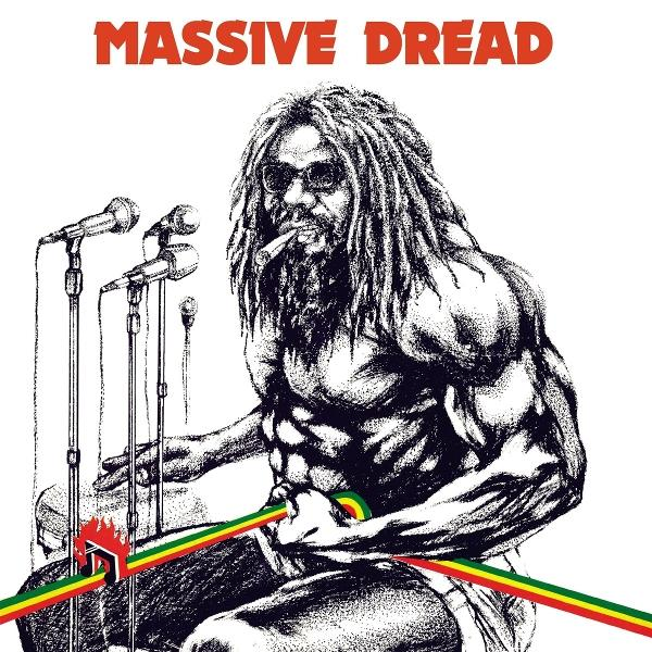 Ein muskulöser Mann mit Dreadlocks raucht, spielt eine Trommel und hält ein Rasta-farbenes Band. Mikrofone sind vor ihm. Titel: Massive Dread.